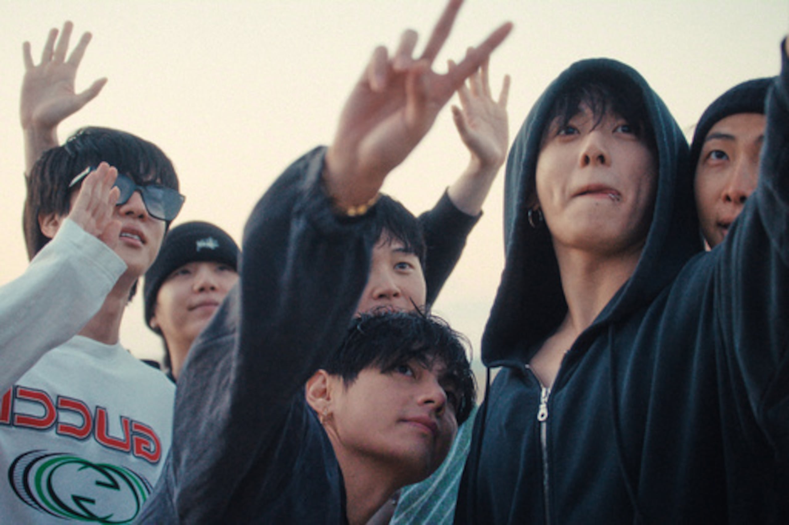 Esta imagen publicada por Netflix muestra a los miembros de BTS, de izquierda a derecha: Jin, Suga, Jimin, V, Jung Kook y RM, en una escena del documental "BTS: The Return". (Netflix vía AP)