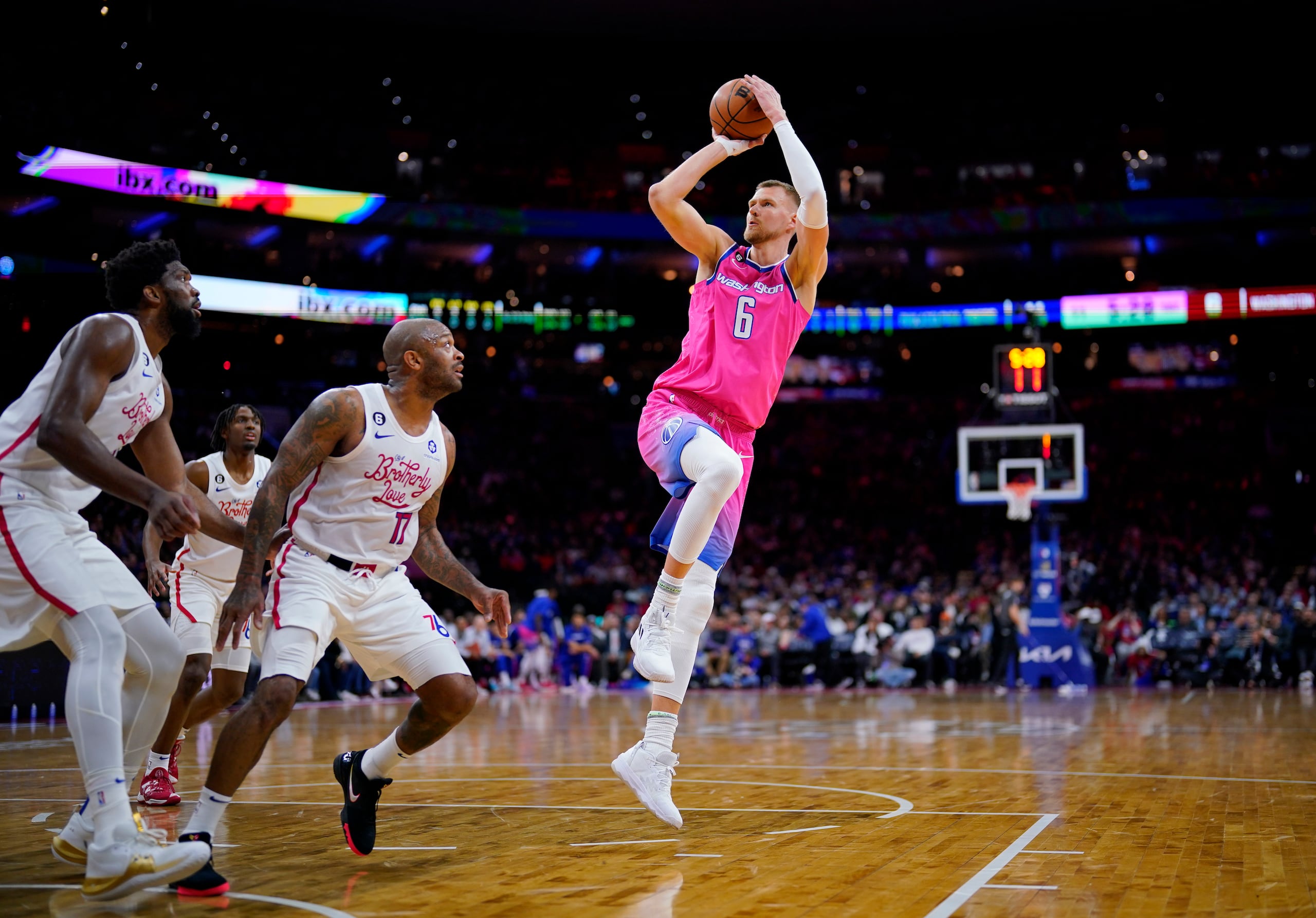 El letón Kristaps Porzingis, de los Wizards de Washington, dispara en un partido ante los 76ers de Filadelfia, el 12 de marzo de 2023  (AP Foto/Matt Slocum, archivo)