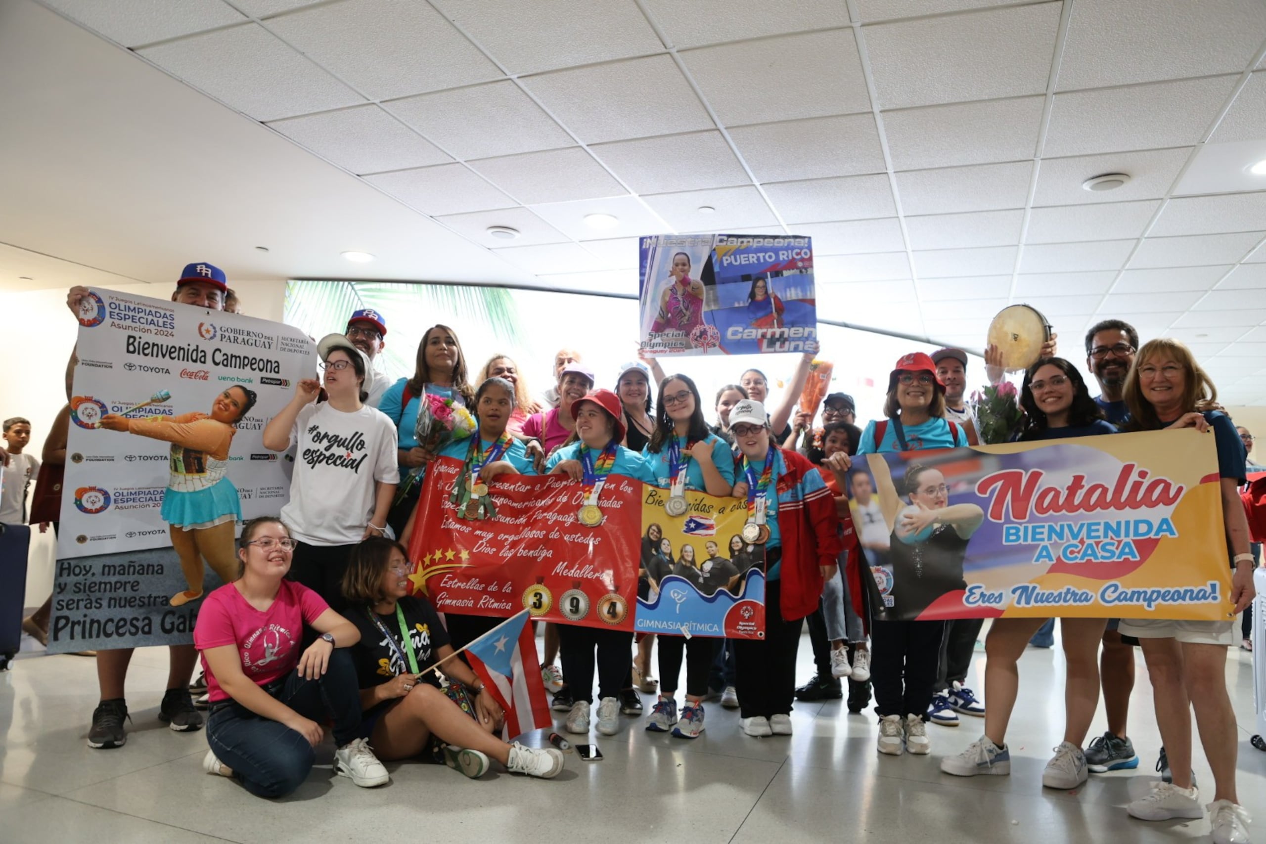 Padres y familiares llegaron al aeropuerto a recibir a sus hijos y familiares.