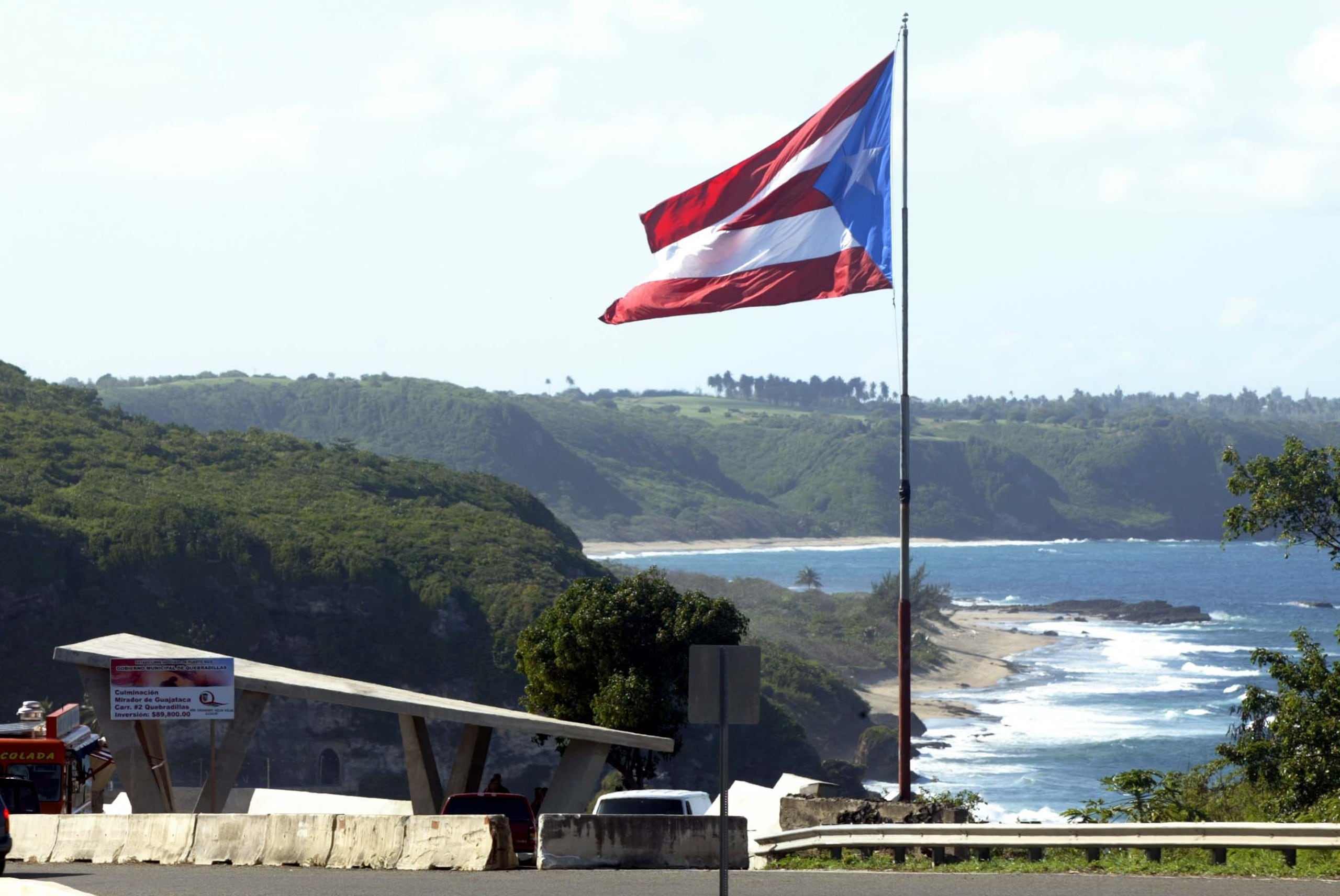 El Mirador de Guajataca en Quebradillas es un lugar turístico donde muchas familias se detienen para observar la impresionante vista hacia el mar.