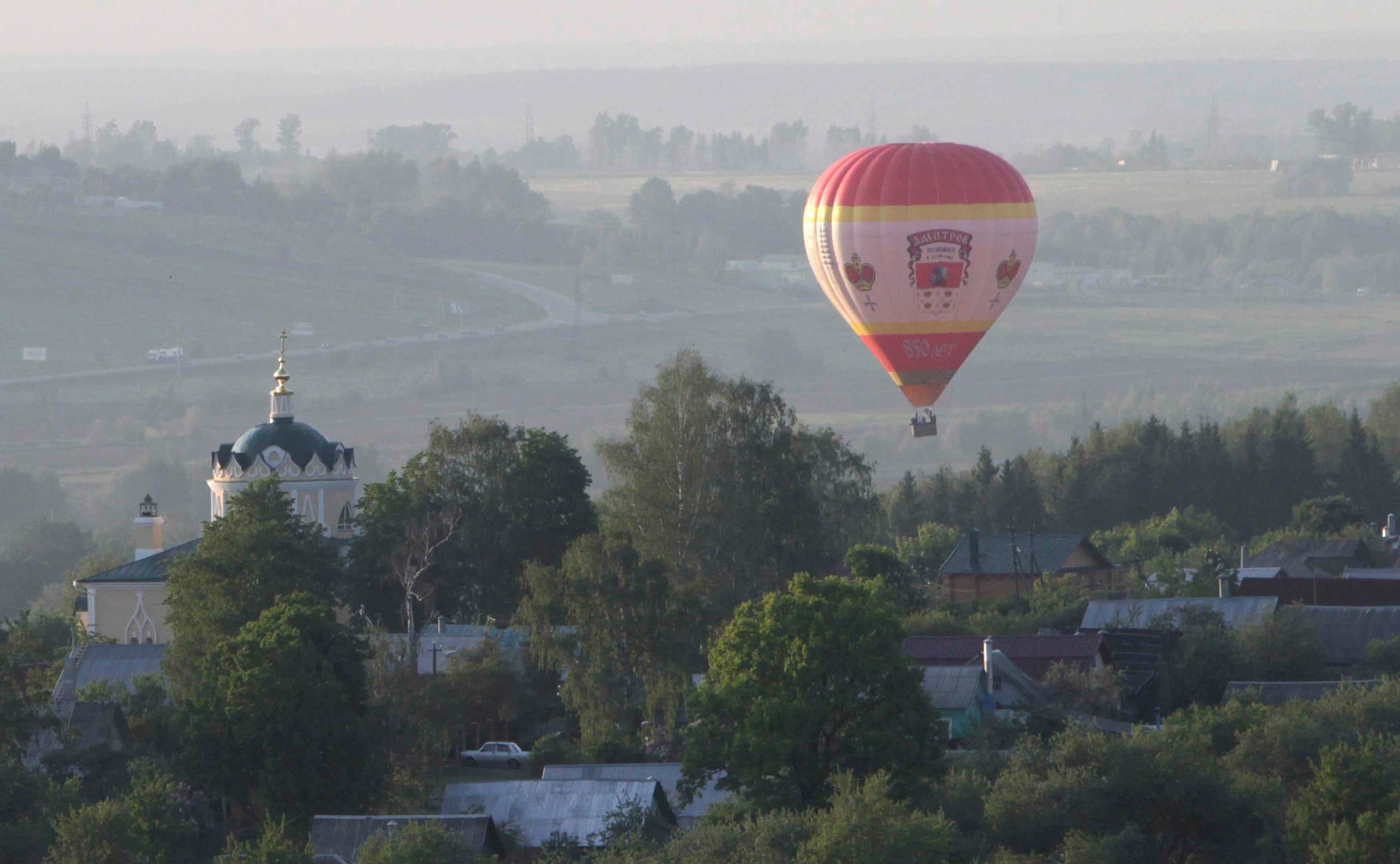 El piloto del globo intentó realizar un aterrizaje de emergencia en un campo, pero cayó en un lago. (Archivo EFE)