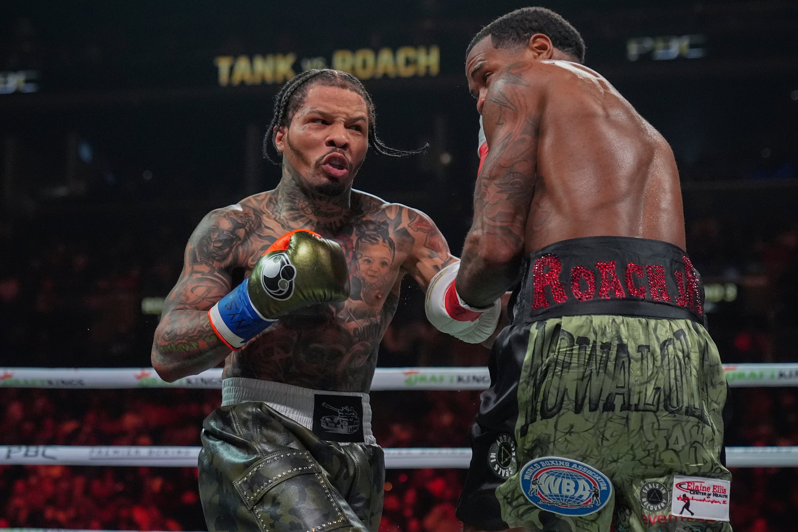 Gervonta Davis (izquierda) conecta un golpe a Lamont Roach durante el tercer asalto de la pelea por el título mundial ligero de la AMB, el sábado 1 de marzo de 2025, en Nueva York. (AP Foto/Frank Franklin II)