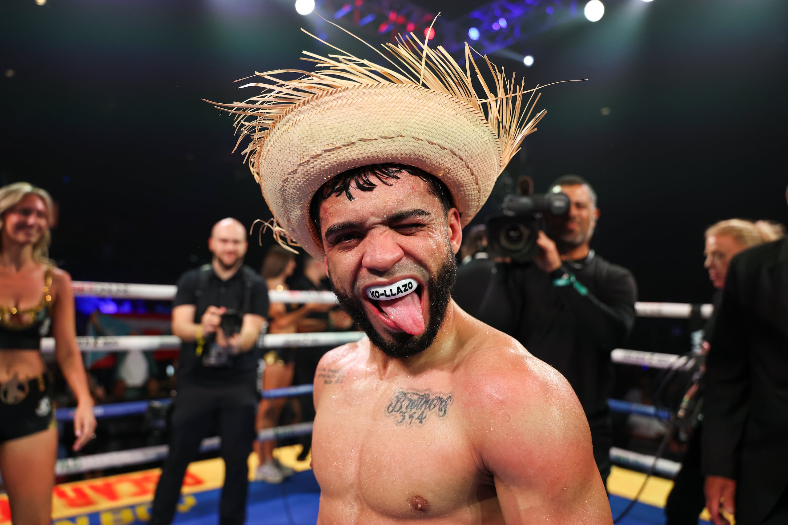 Oscar Collazo defendió sus títulos ante Jayson Vayson.