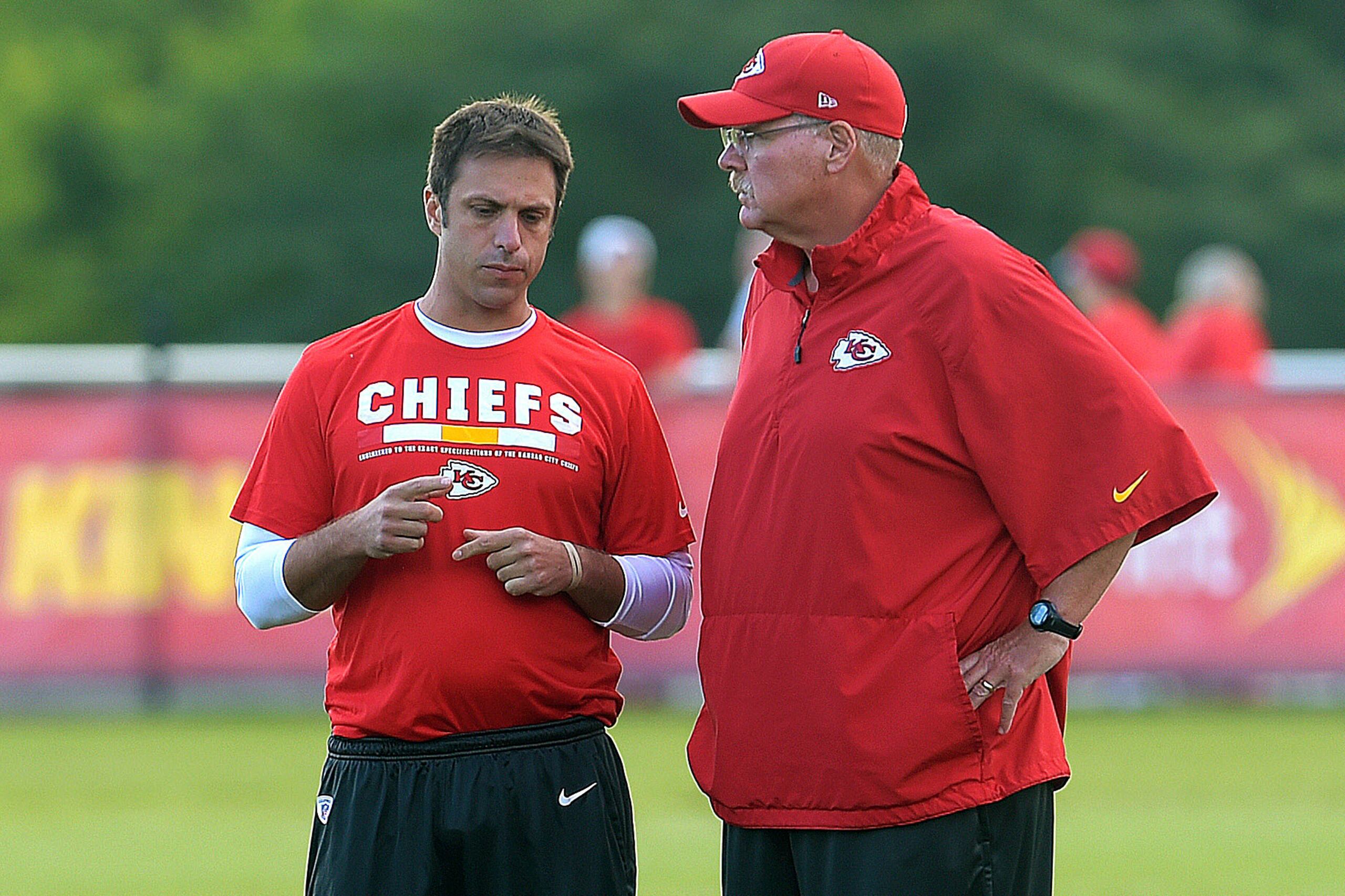 Brett Veach, gerente general de los Chiefs de Kansas City, habla con el entrenador Andy Reid el jueves 3 de agosto de 2017 en St. Joseph, Missouri.