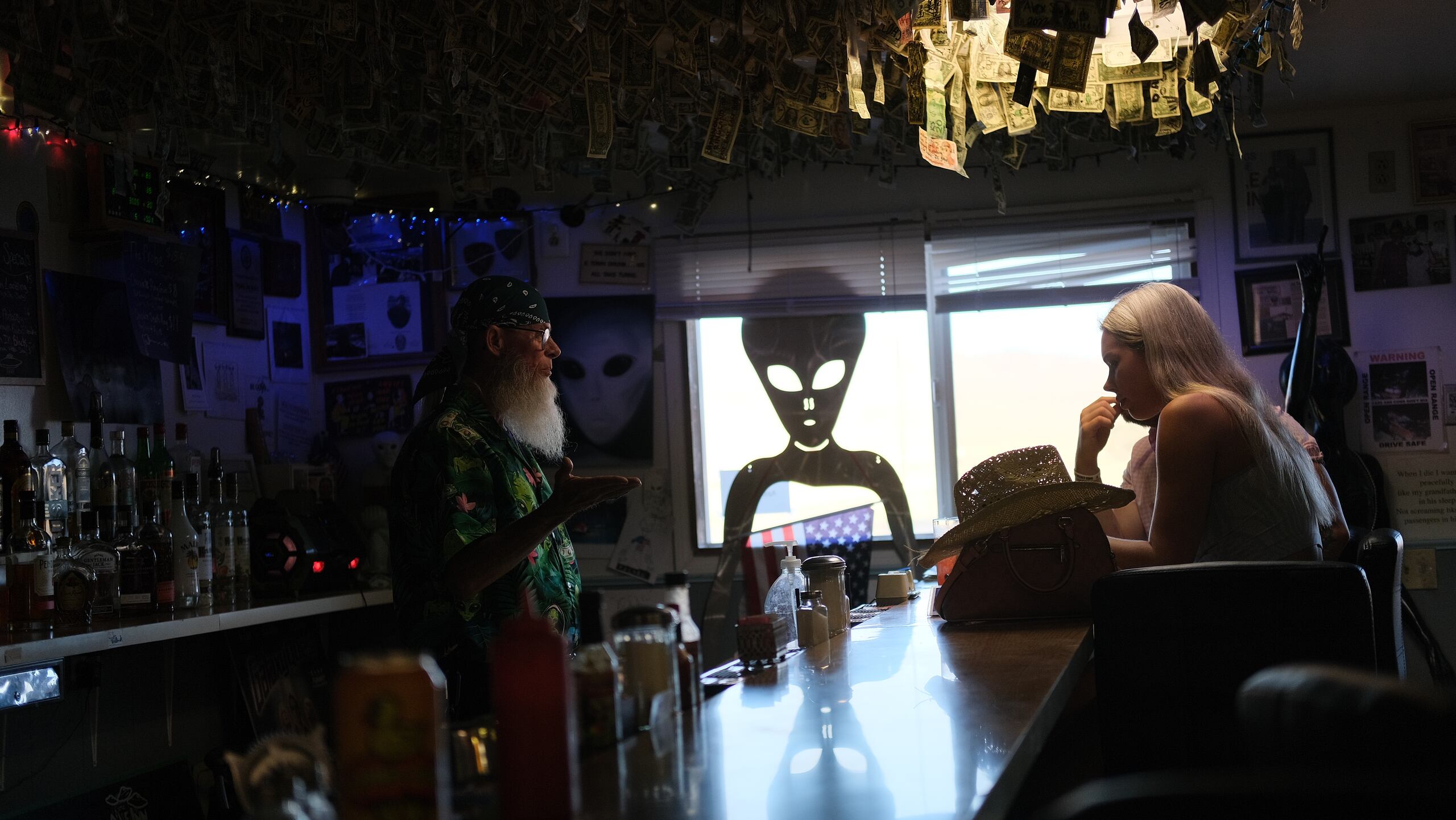 Fotografía de un bar junto al motel Little Ale Inn, el 9 de agosto de 2023, ubicado en Rachel, en Nevada (Estados Unidos). EFE/ Guillermo Azábal
