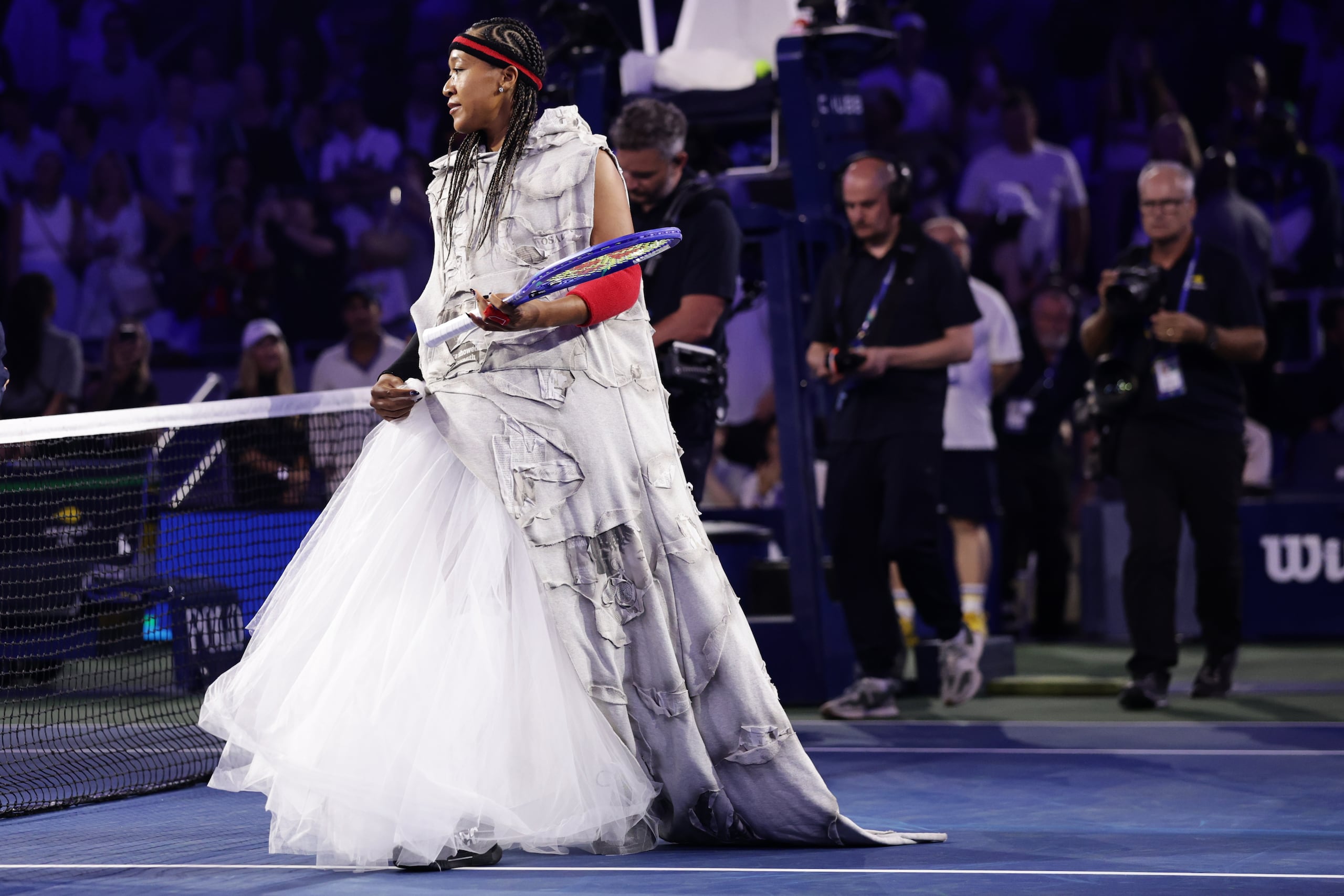 Naomi Osaka entrando a su primer juego del US Open.