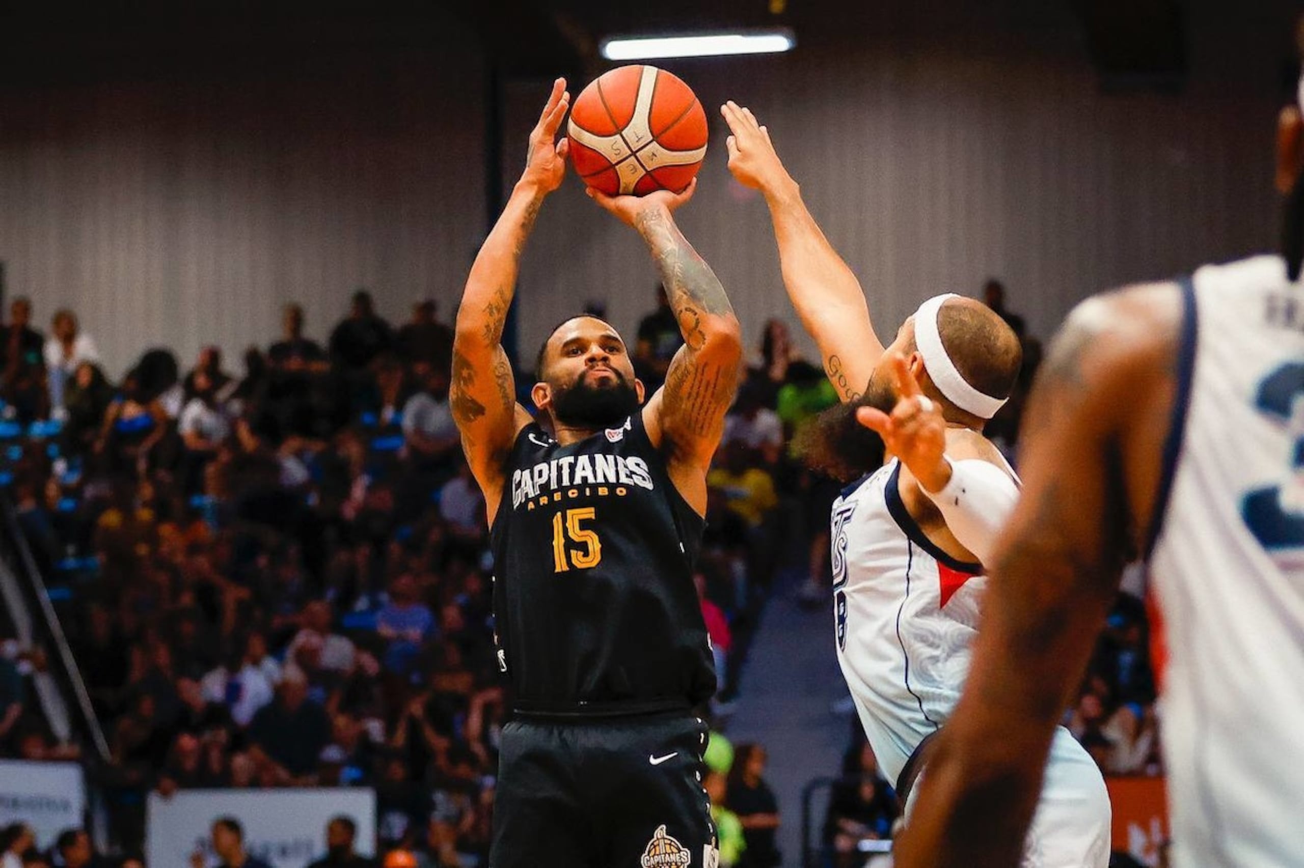 Walter Hodge Jr. lanza al canasto durante el primer partido de cuartos de final entre Arecibo y Guaynabo. El armador fue penalizado ayer con dos faltas en los primeros cinco minutos de juego y eso le llevó al banco por el resto de la primera mitad, afectando, según el dirigente de los Capitanes, el pareo del juego.