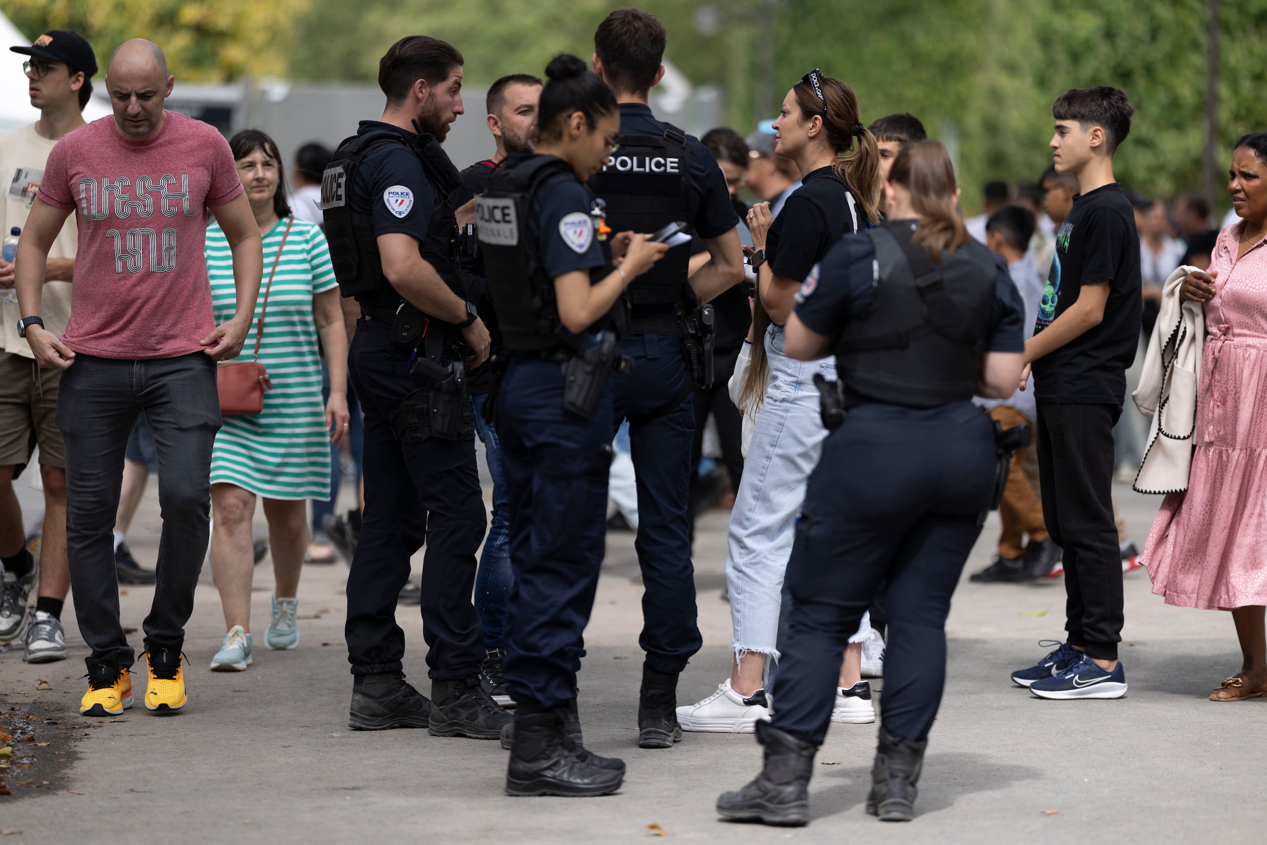 Entre los miles de policías o soldados en las calles, hay muchos que han llegado desde países aliados para dar apoyo a París.