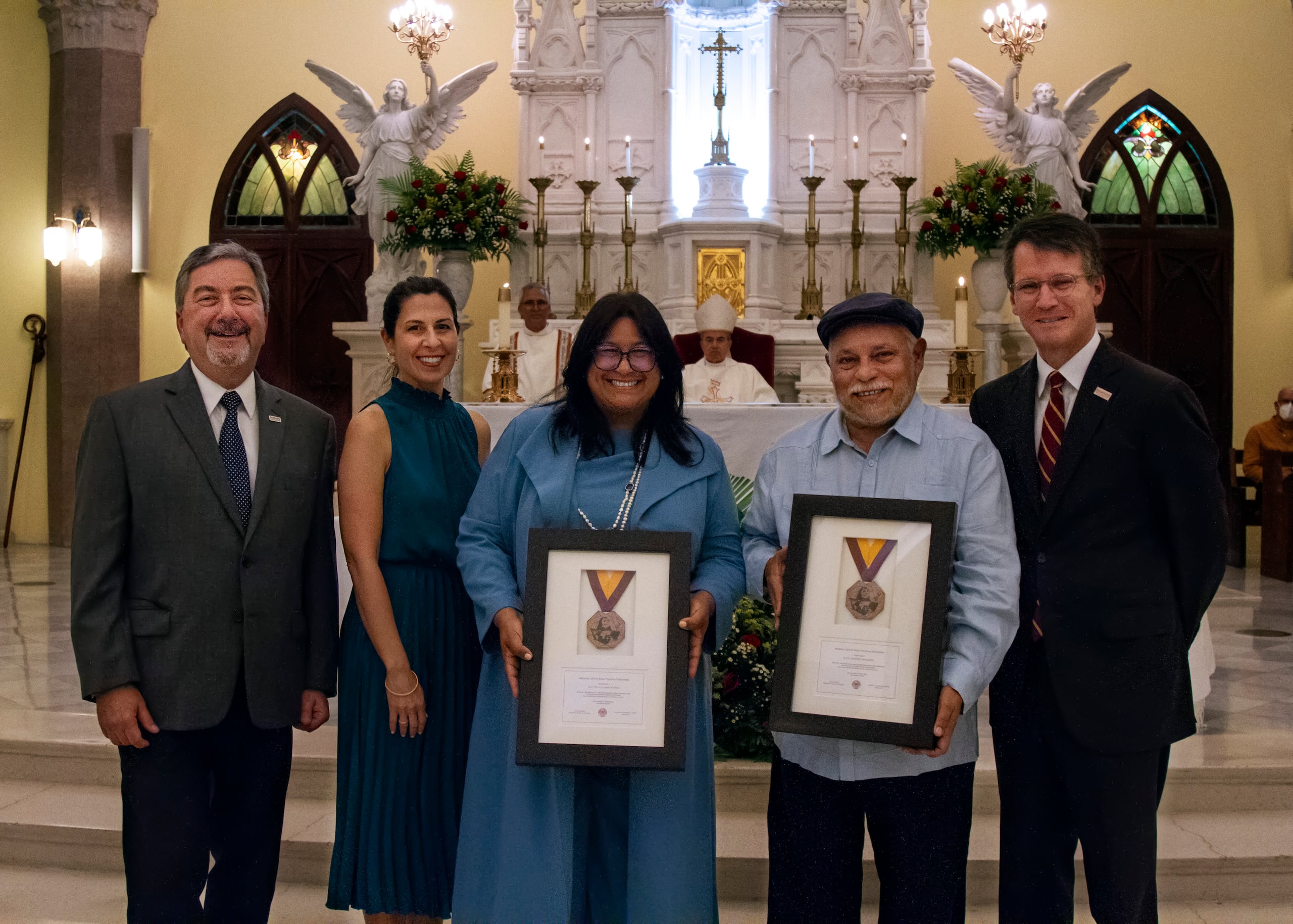 Los fundadores de Nuestra Escuela, Justo Méndez Arámburu y Ana Yris Guzmán Torres, recibieron la Medalla Rosa Filipina Duchesne que le otorgó el presidente de la Universidad del Sagrado Corazón, Gilberto Marxuach-Torrós, en reconocimiento a la extraordinaria labor de ambos en educación alternativa para niños, niñas y jóvenes.