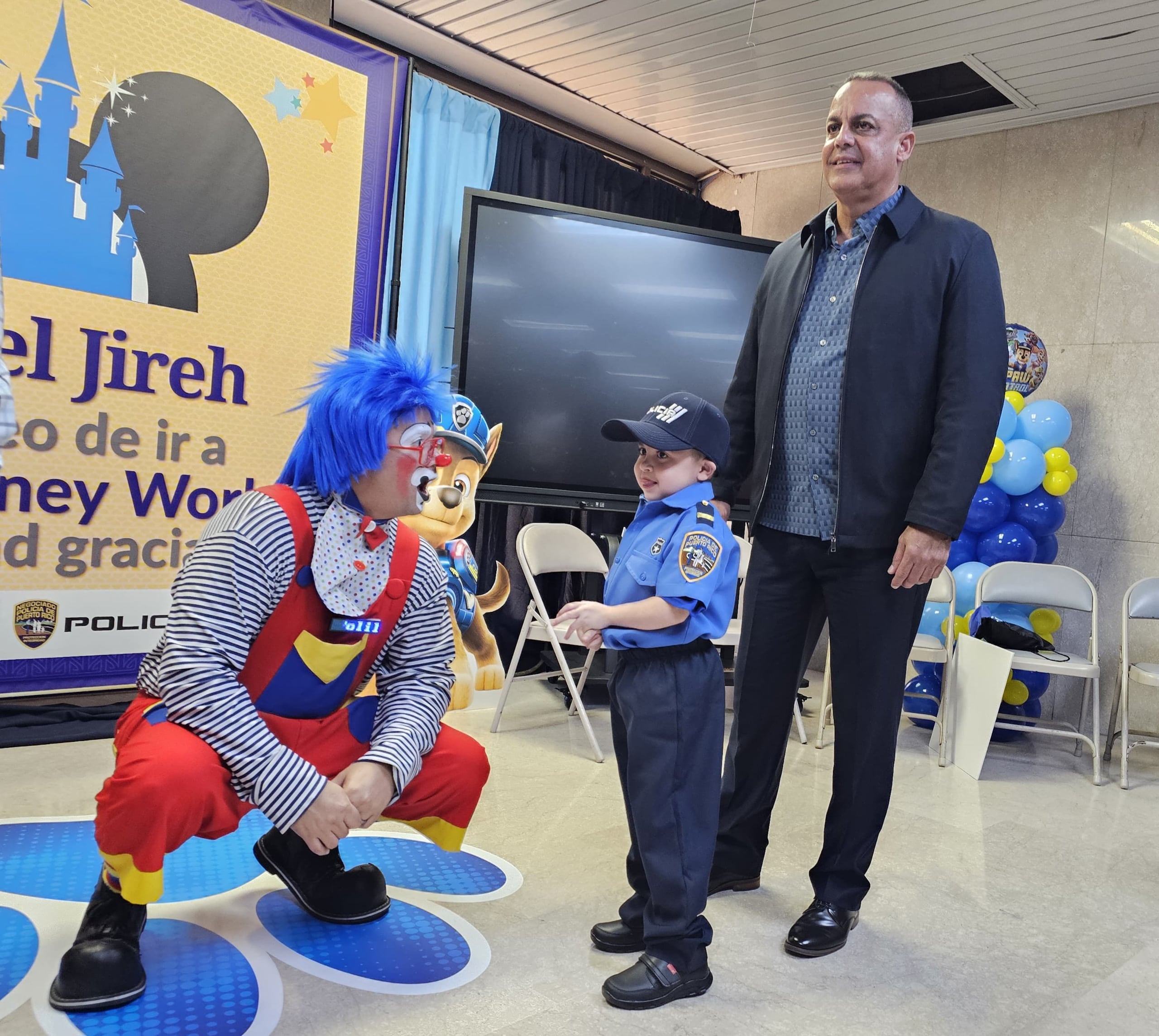 Jansiel Jireh Galloza Echevarría, participante de la fundación de Make-A-Wish recibió la noticia de que viajará a Disney World junto a su familia gracias a la contribución del Negociado de la Policía.