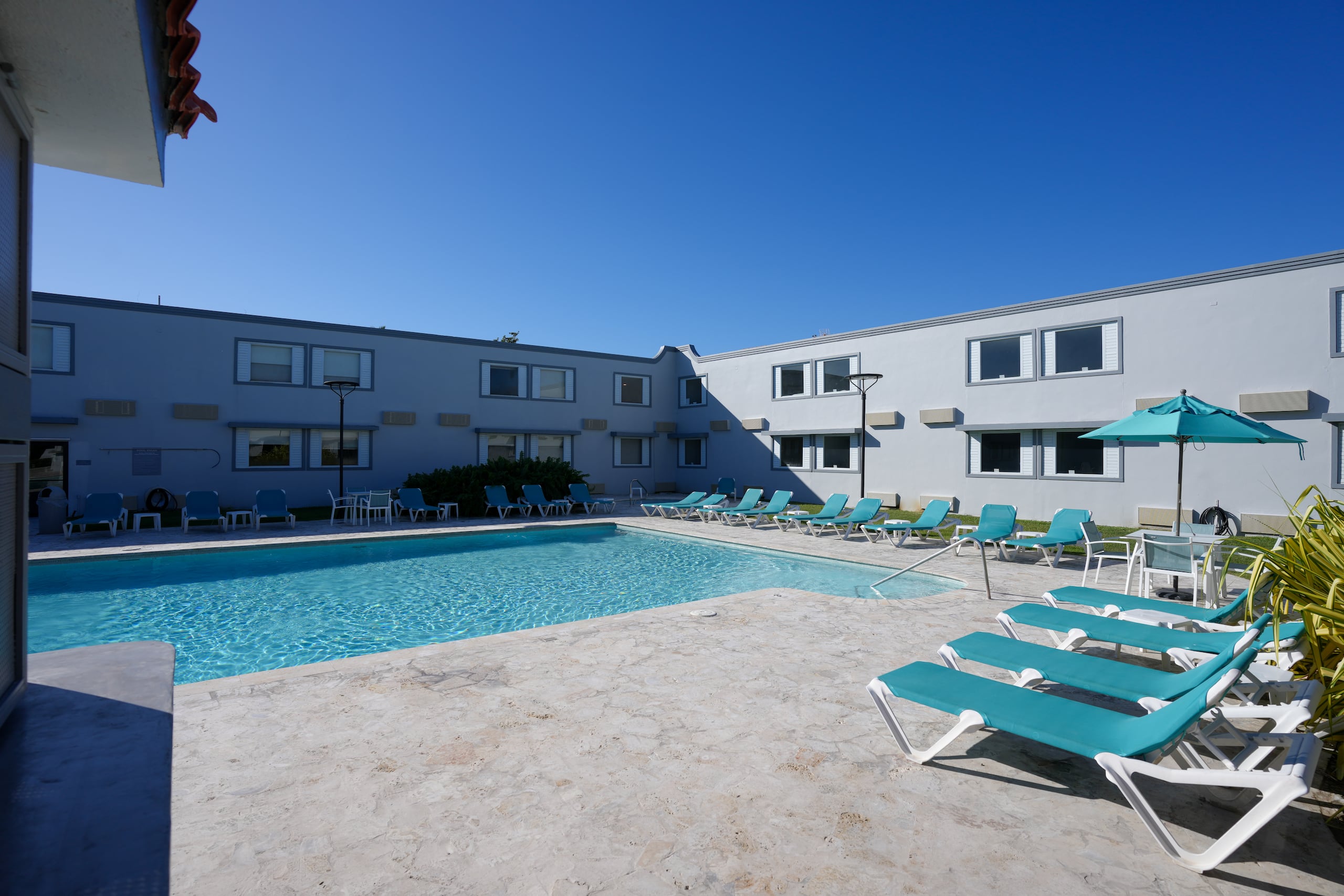 Entre las comodidades se incluye una extensa piscina.