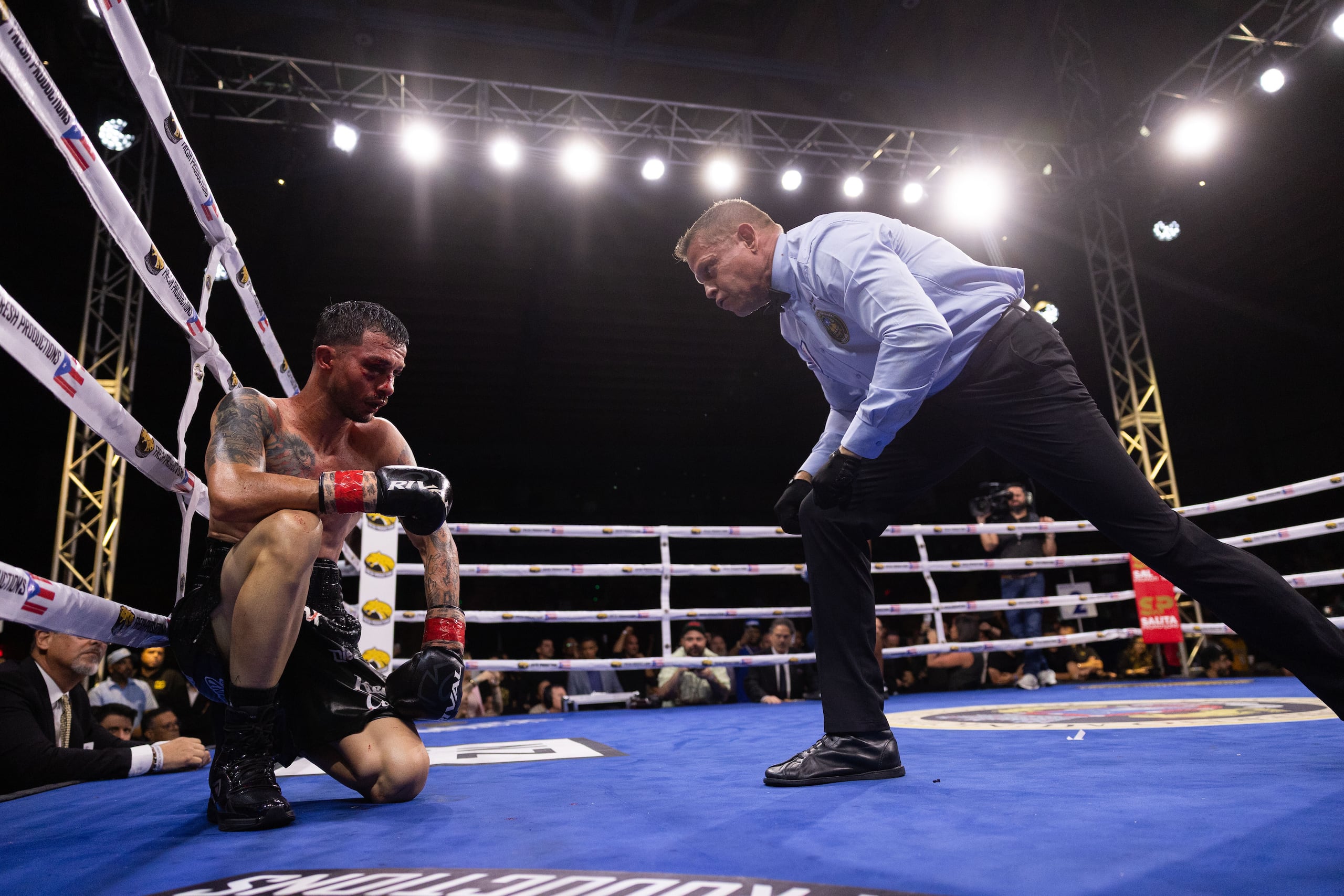 Gabriel Gollaz Valenzuela arrodillado en la lona después de recibir múltiples golpes de Subriel Matías en el octavo asalto.