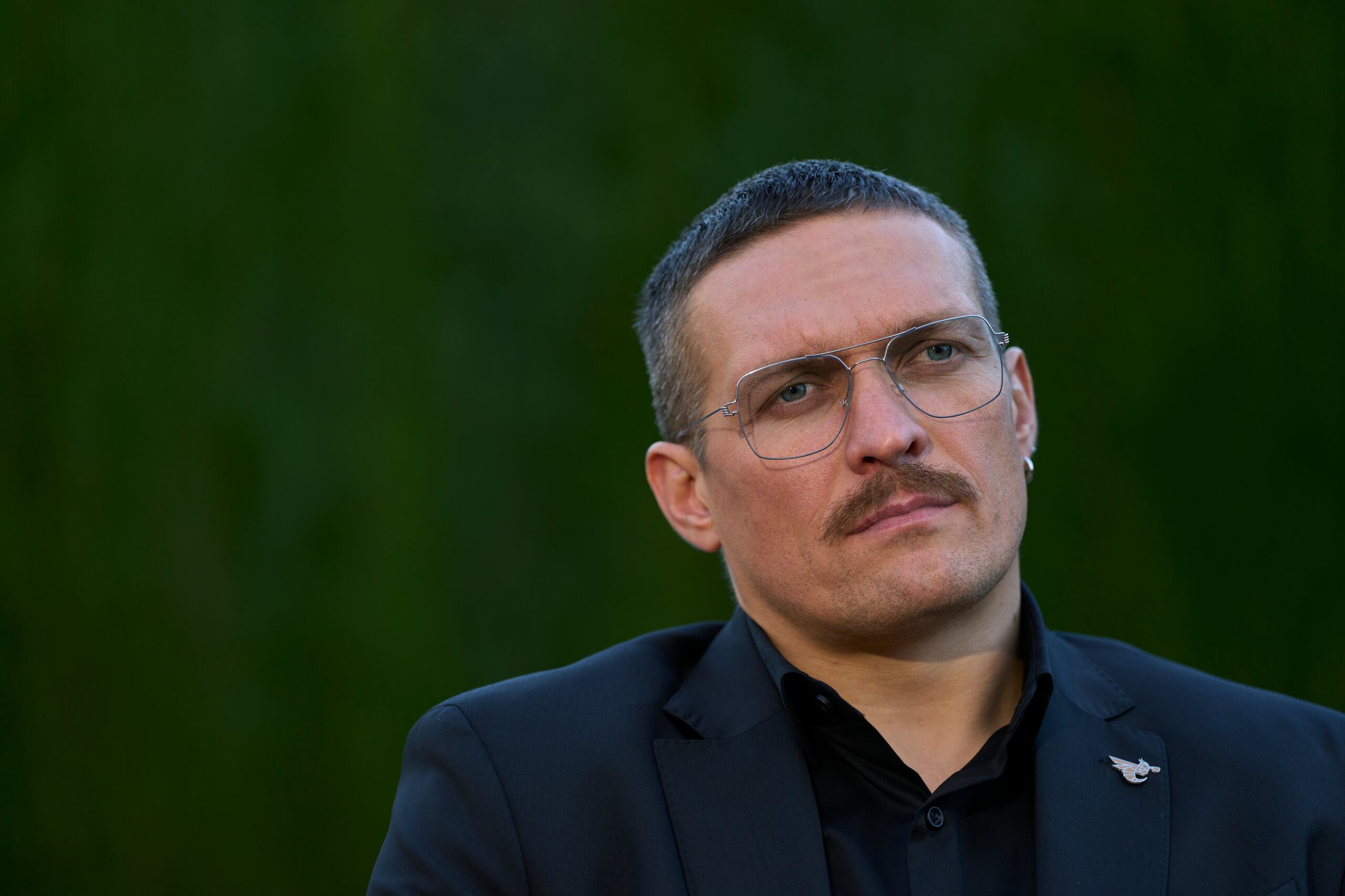 En esta imagen de archivo, el campeón ucraniano de los pesos pesados, Oleksandr Usyk, posa para una foto durante una entrevista con The Associated Press, en Valencia, España, el 9 de noviembre de 2023.