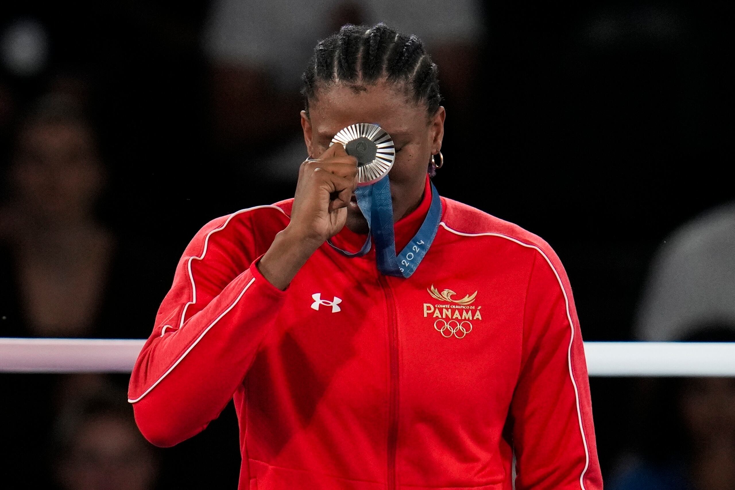 La panameña Atheyna Bylon posa con la medalla de plata que recibió el sábado 10 de agosto de 2024, tras caer en la final de boxeo, categoría de 75 kilogramos, en los Juegos Olímpicos de París (AP Photo/Ariana Cubillos)