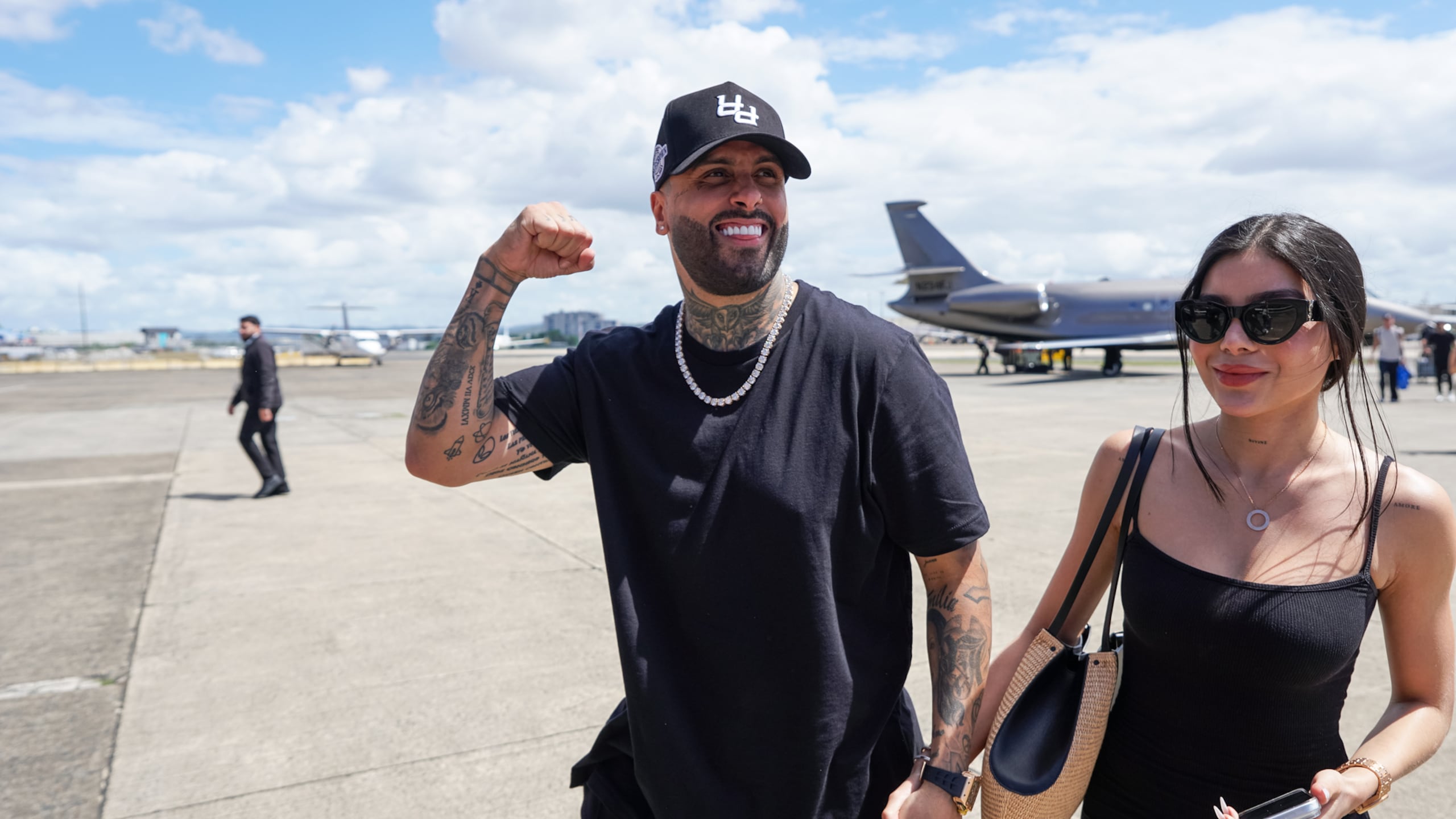 Nicky Jam arribó junto cona su esposa, Juana Valentina Varón.