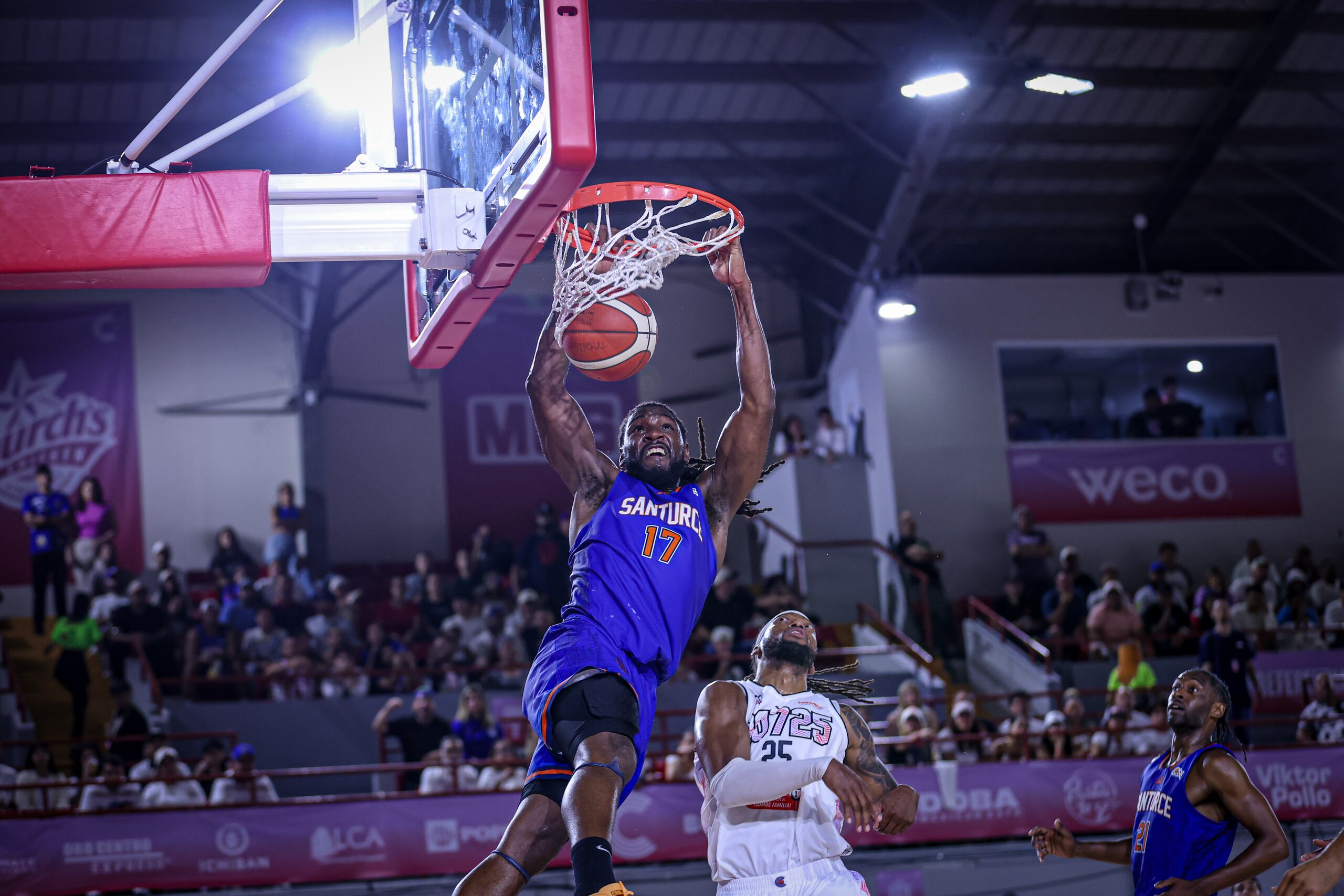 Kenneth Faried, de los Cangrejeros, donquea el balón contra Akil Mitchell, de los Criollos, durante el cuarto juego de la semifinal de conferencia.