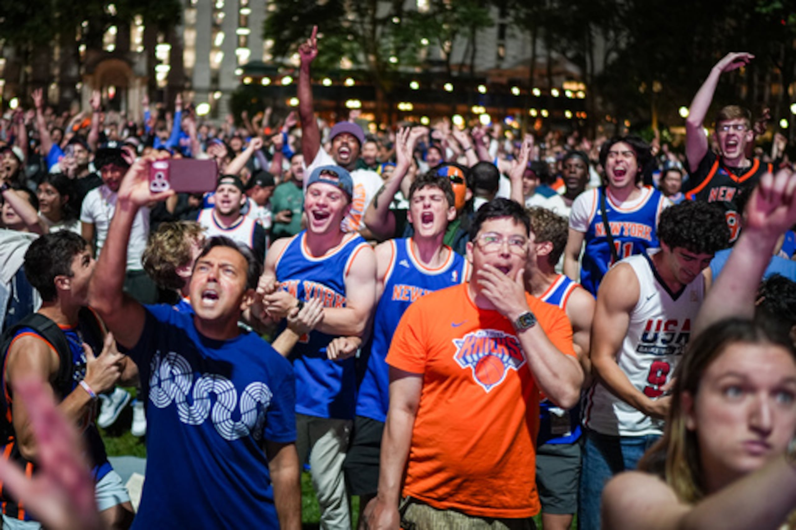 Los aficionados de los New York Knicks animan en una fiesta para ver el partido durante el tercer encuentro de las Finales de la NBA entre los Knicks y los San Antonio Spurs, el lunes 8 de junio de 2026, en Nueva York. (Foto AP/Ryan Murphy)