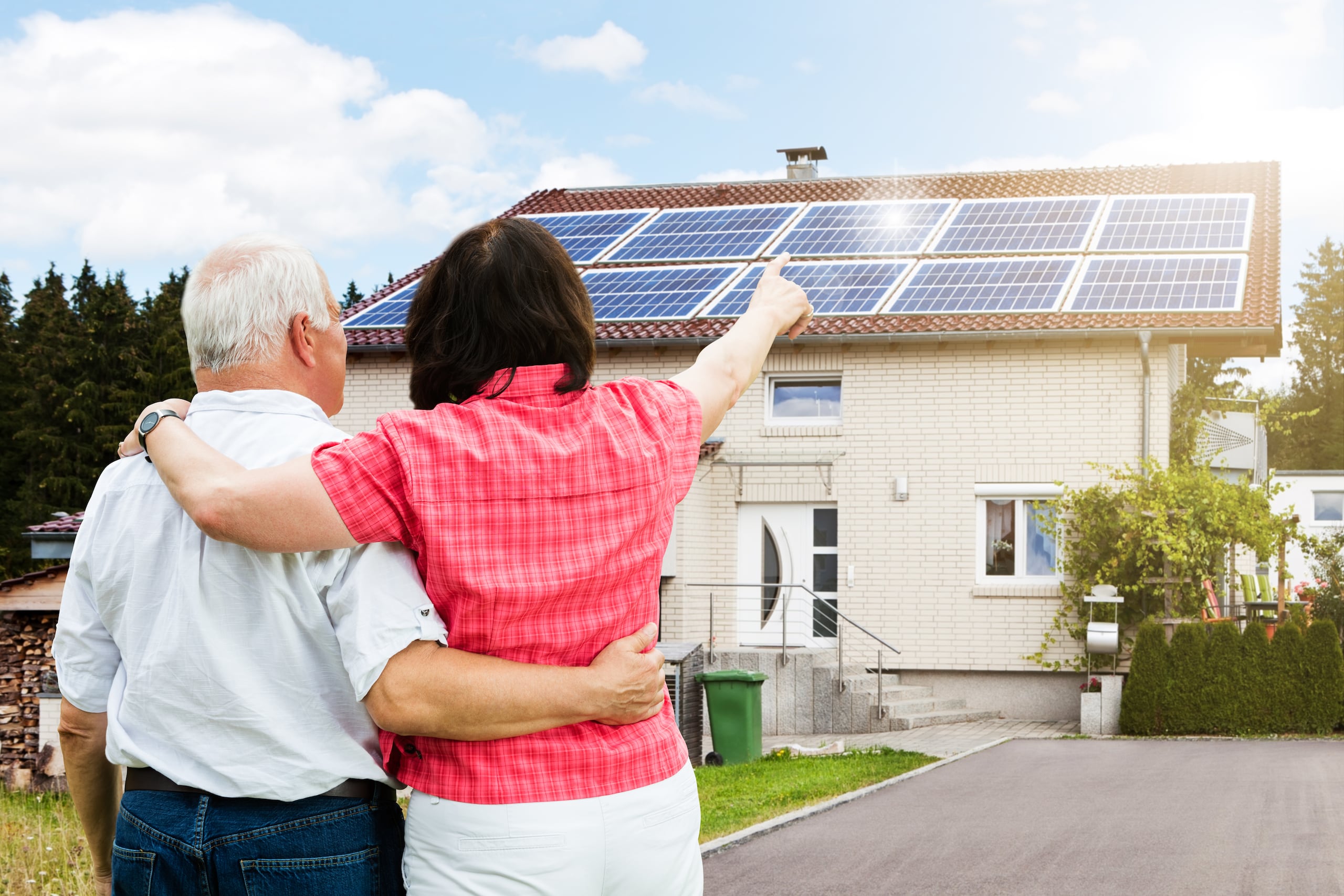 El programa cubrirá el 30% del costo de instalación de placas solares y baterías o $15,000, lo que sea menor, indicó el titular de Vivienda, William Rodríguez.