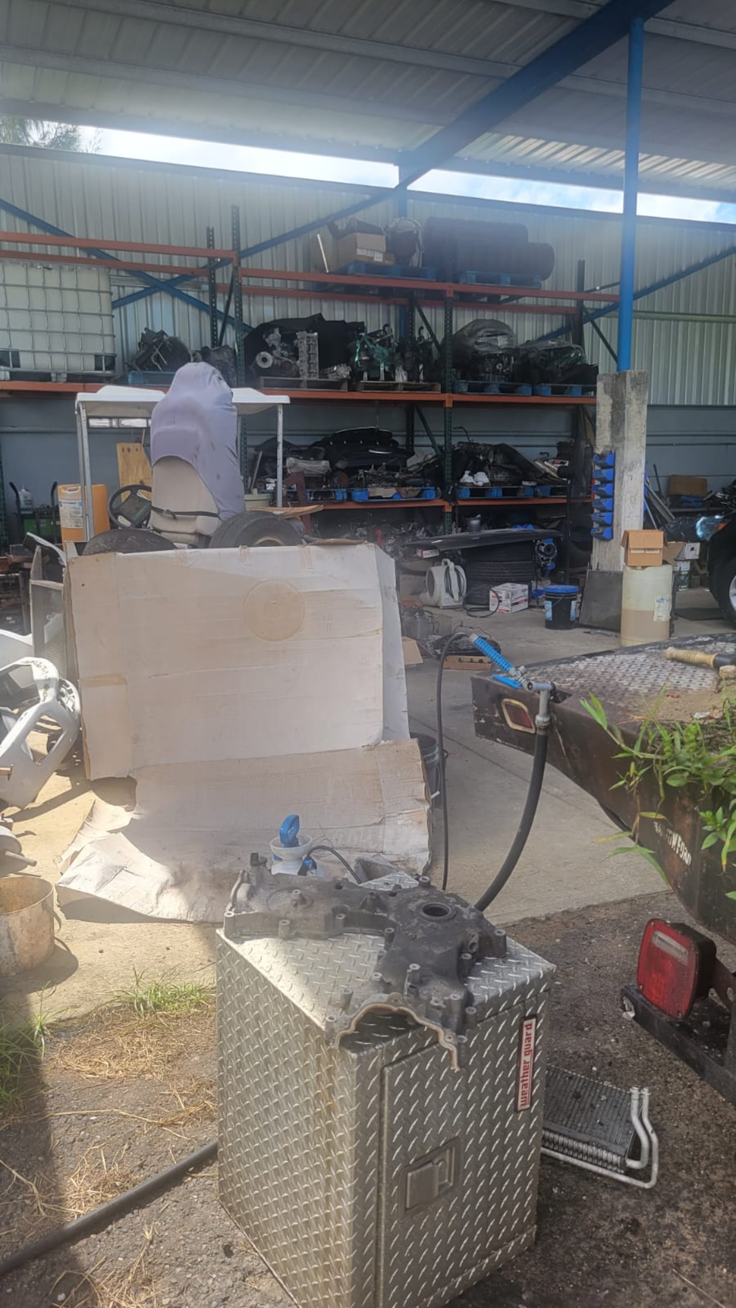 Imagen de uno de los talleres de mecánica multados en Camuy.