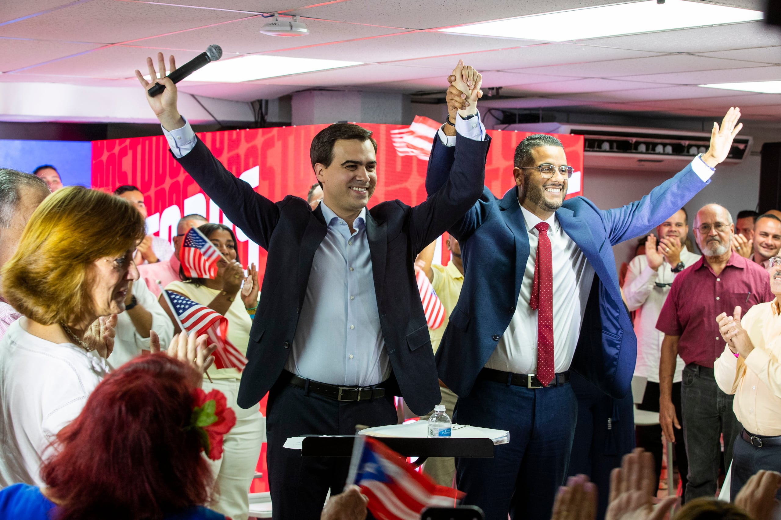 Pablo José Hernández Rivera oficializó su candidatura a comisionado residente el pasado 5 de noviembre en la sede del PPD, en San Juan, junto al presidente de los populares, Jesús Manuel Ortiz González.
