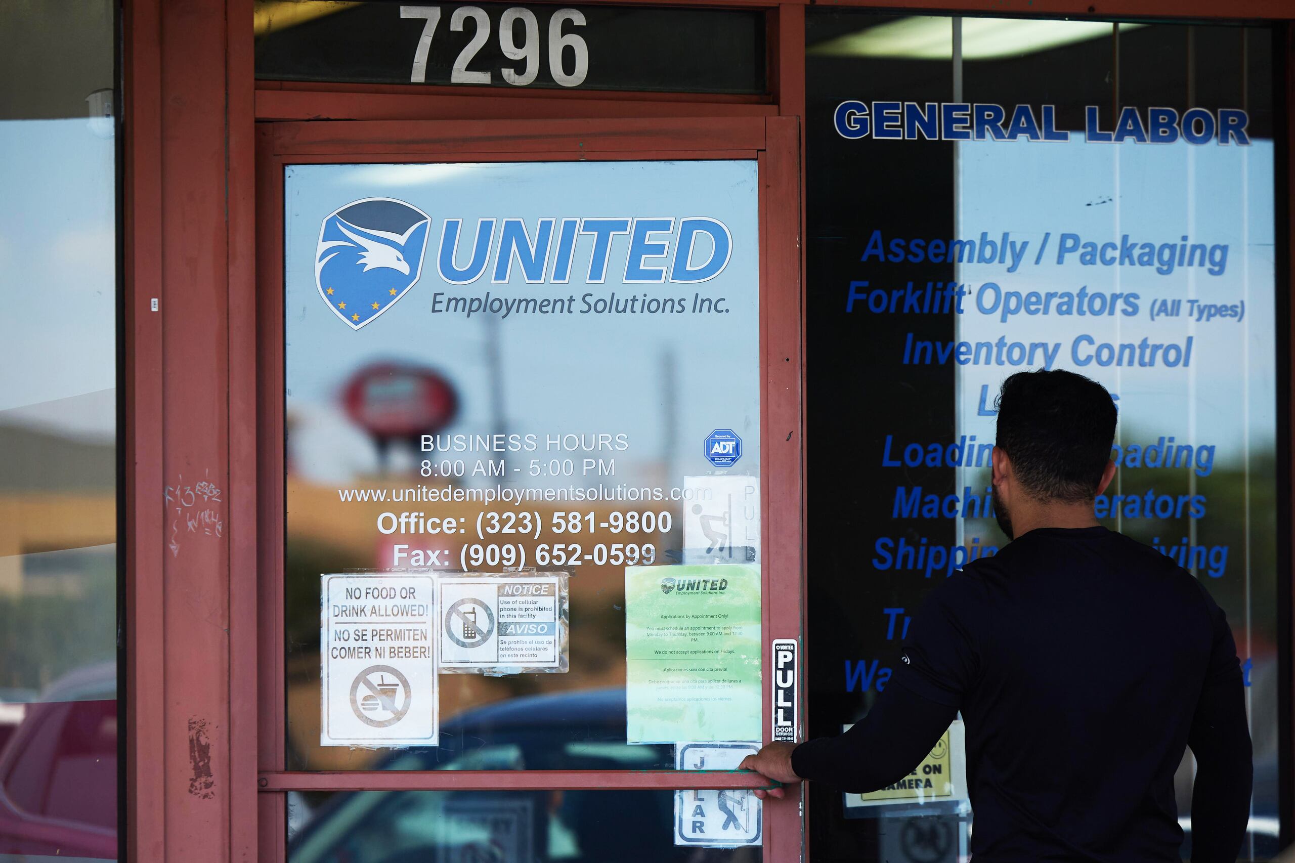 En agosto, se produjeron aumentos de empleo en la construcción, que aumentó en 34,000 personas, y en la atención médica, que agregó 31,000 puestos.