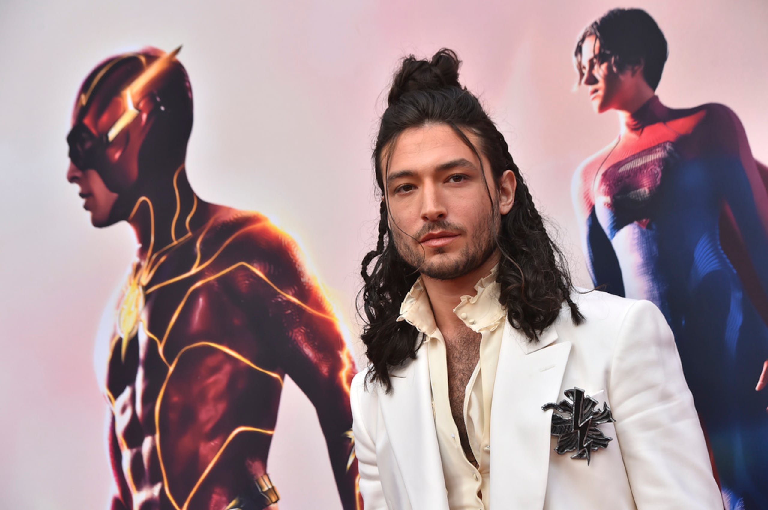 Así llegó el actor Ezra Miller al estreno de "The Flash" ayer en Ovation Hollywood, Los Ángeles.