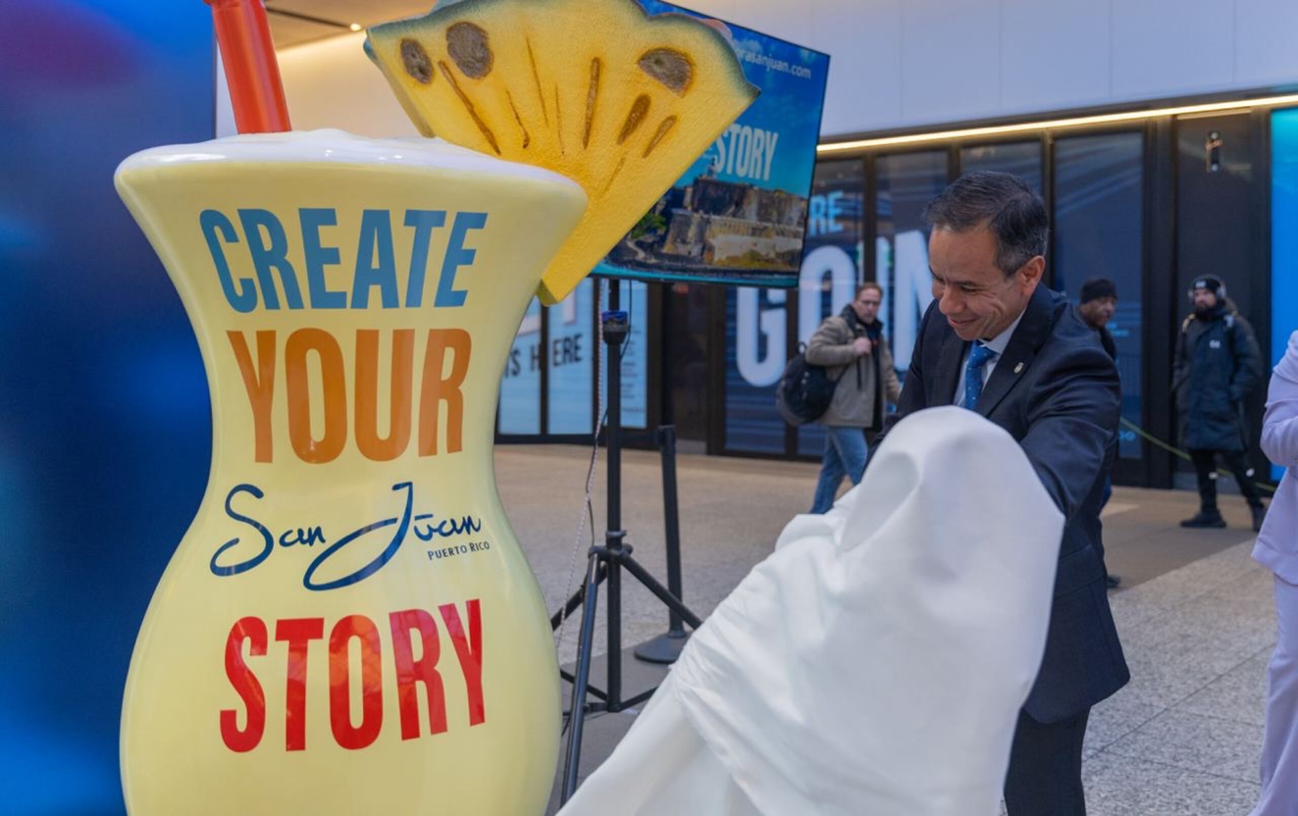 El alcalde de San Juan, Miguel Romero, devela la piña colada que decorará por los próximos días la Penn Station en Nueva York, como parte de una campaña para atraer turistas a la ciudad capital.