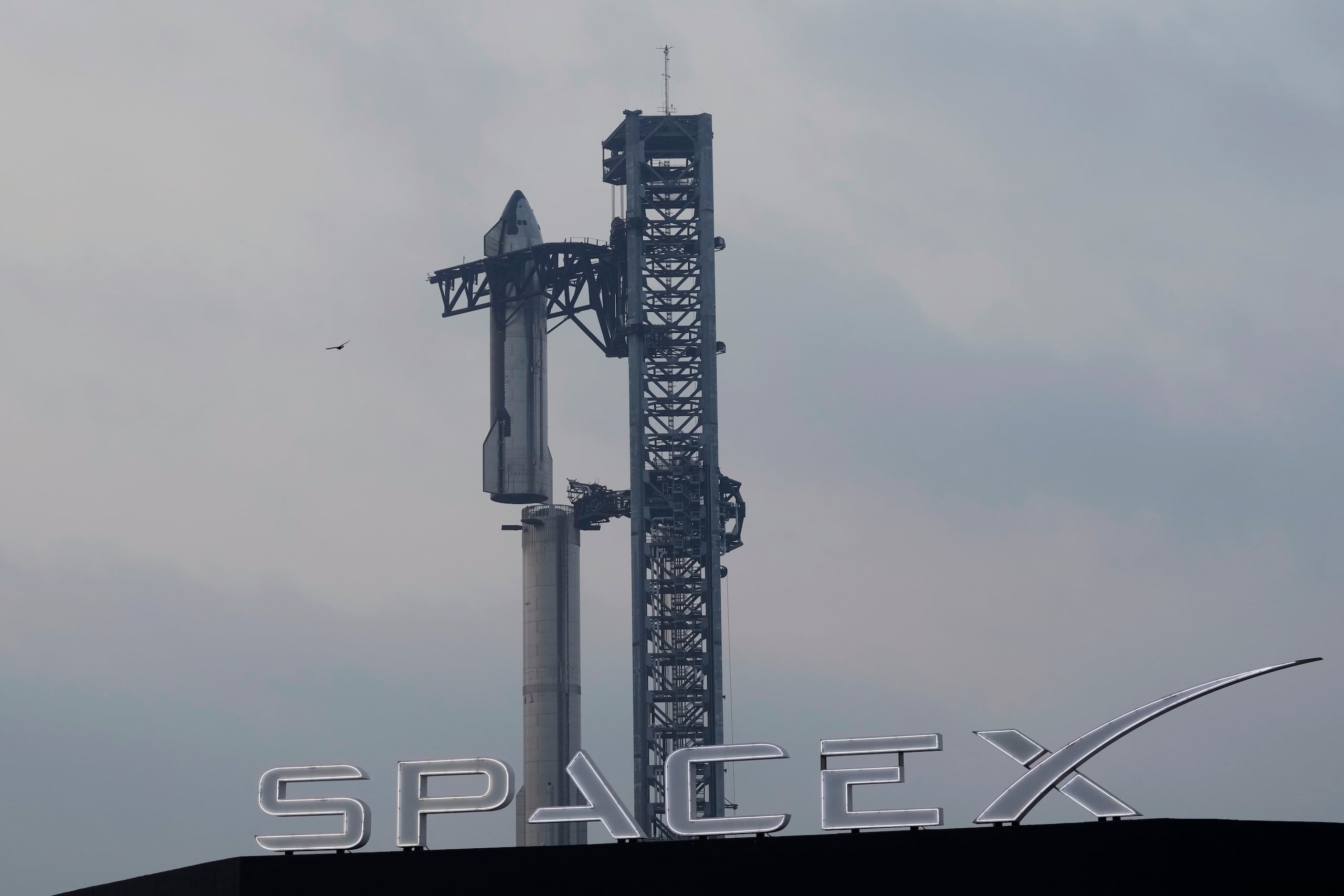 El megacohete Starship, de SpaceX, es preparado para un vuelo de prueba en el puerto espacial Starbase en Boca Chica, Texas.