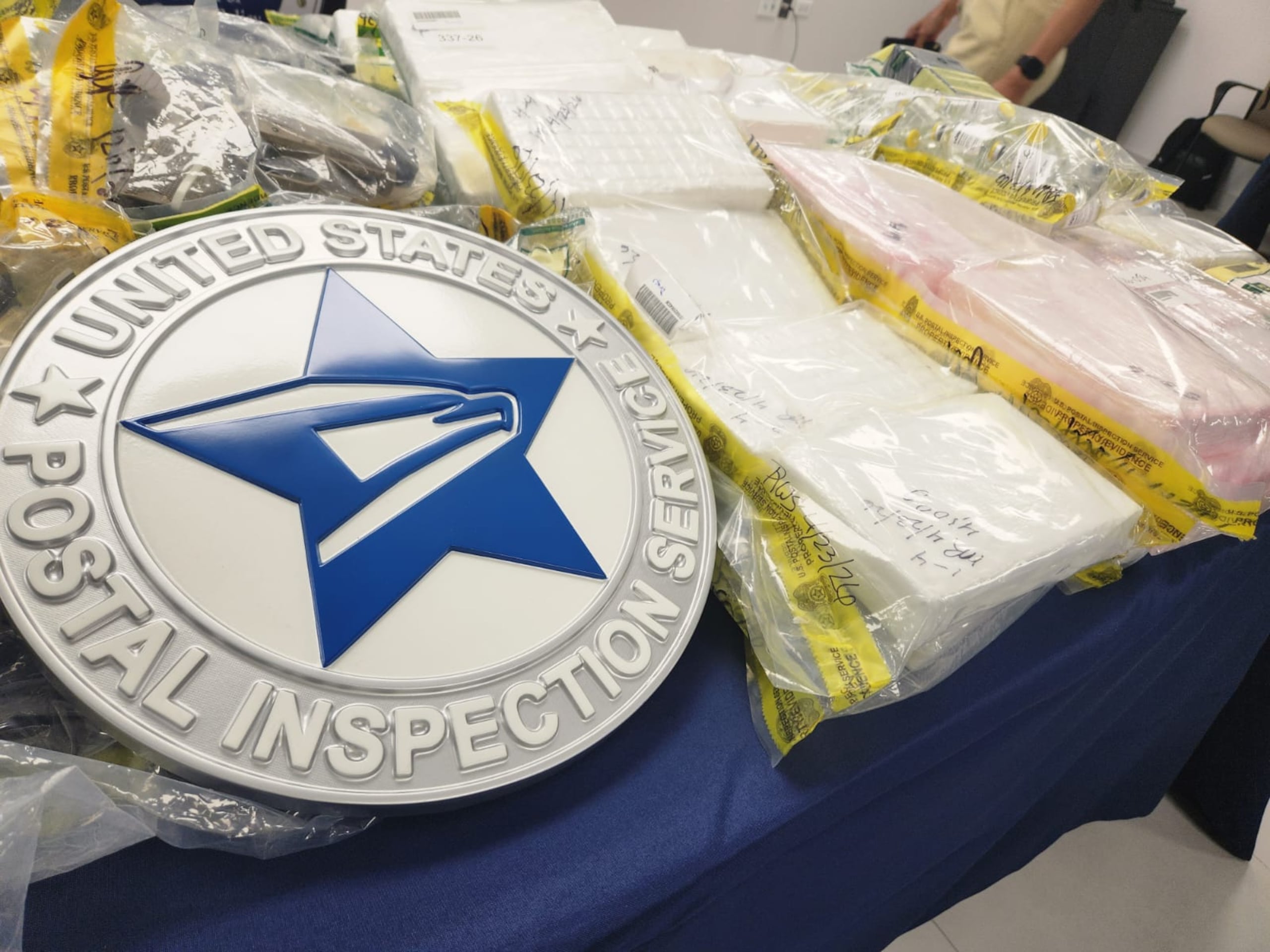 Cocaína interceptada en paquetes de correo postal.