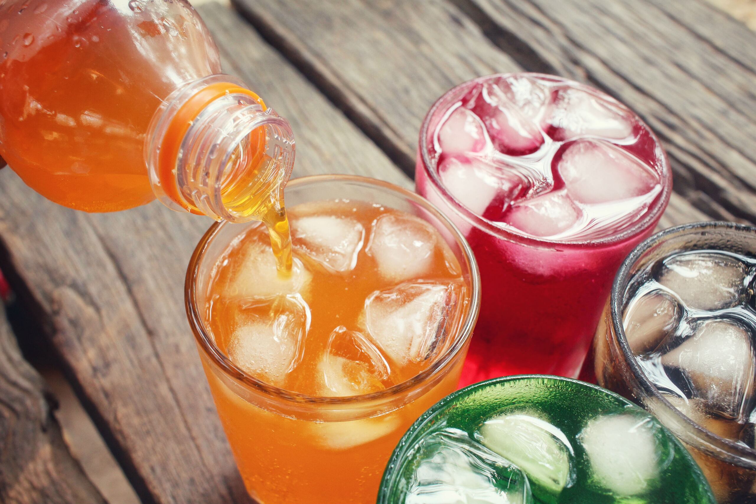 El estudio analizó 3,283 casos de cáncer vinculado a la obesidad y halló que el riesgo de cáncer aumentaba con una mayor ingestión de bebidas gaseosas azucaradas.(Foto Shutterstock)