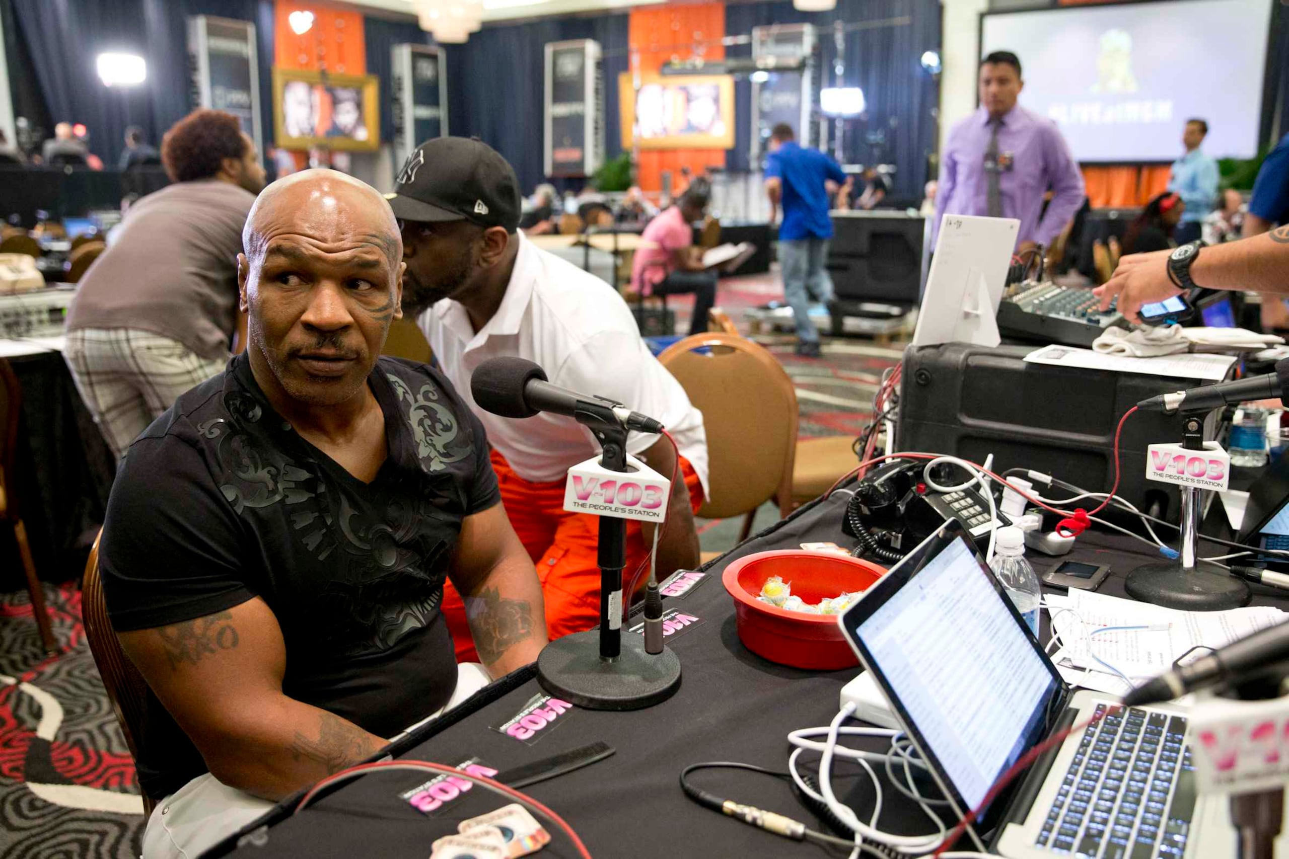 Mike Tyson fue abordado en principio para que opinara sobre la pelea de este sábado.