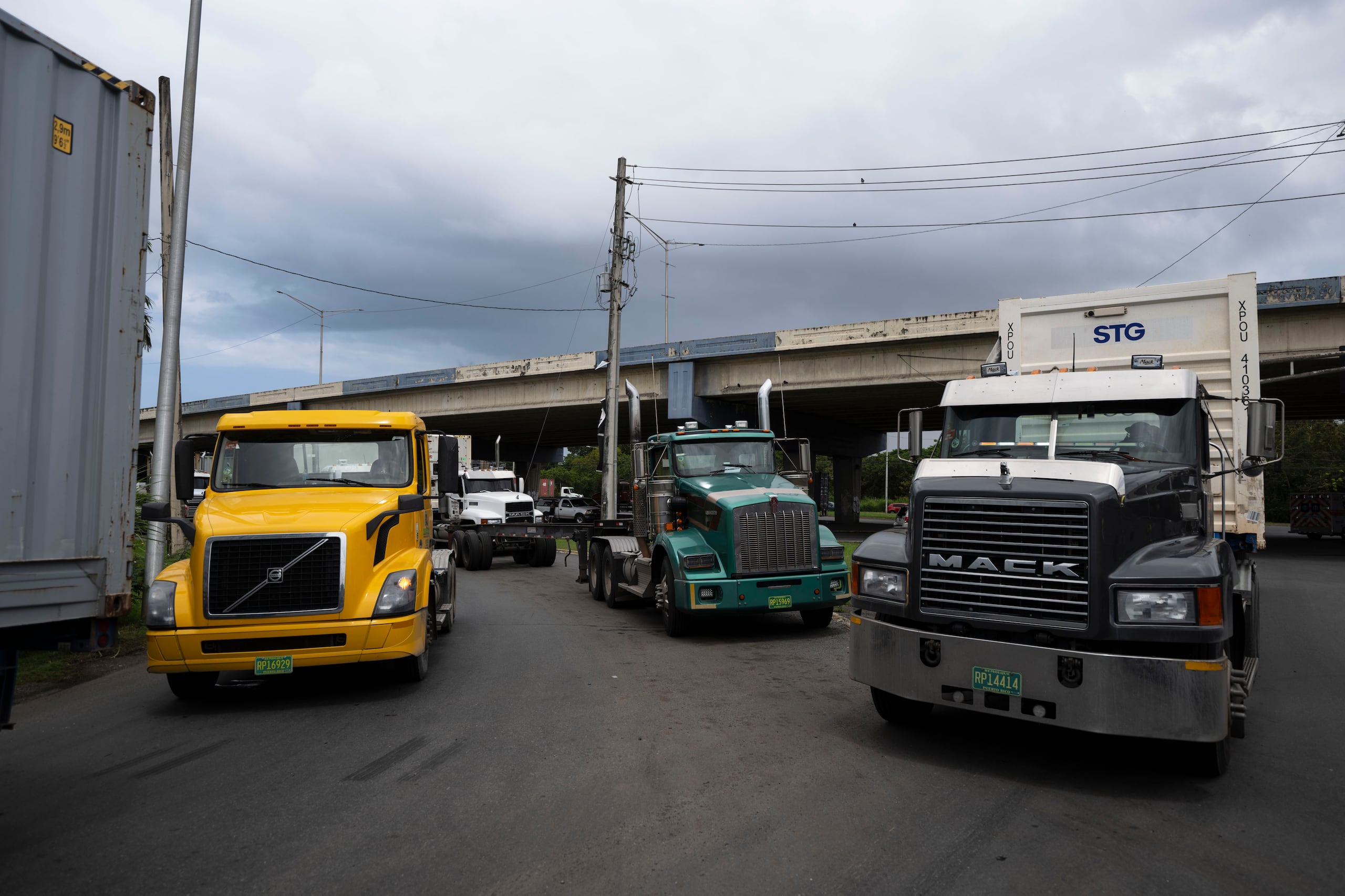 Movimiento en la entrada a la zona portuaria en la avenida Kennedy, tras ciberataque a empresa que opera el muelle de carga en San Juan y que mantiene retrasada la entrega de carga.