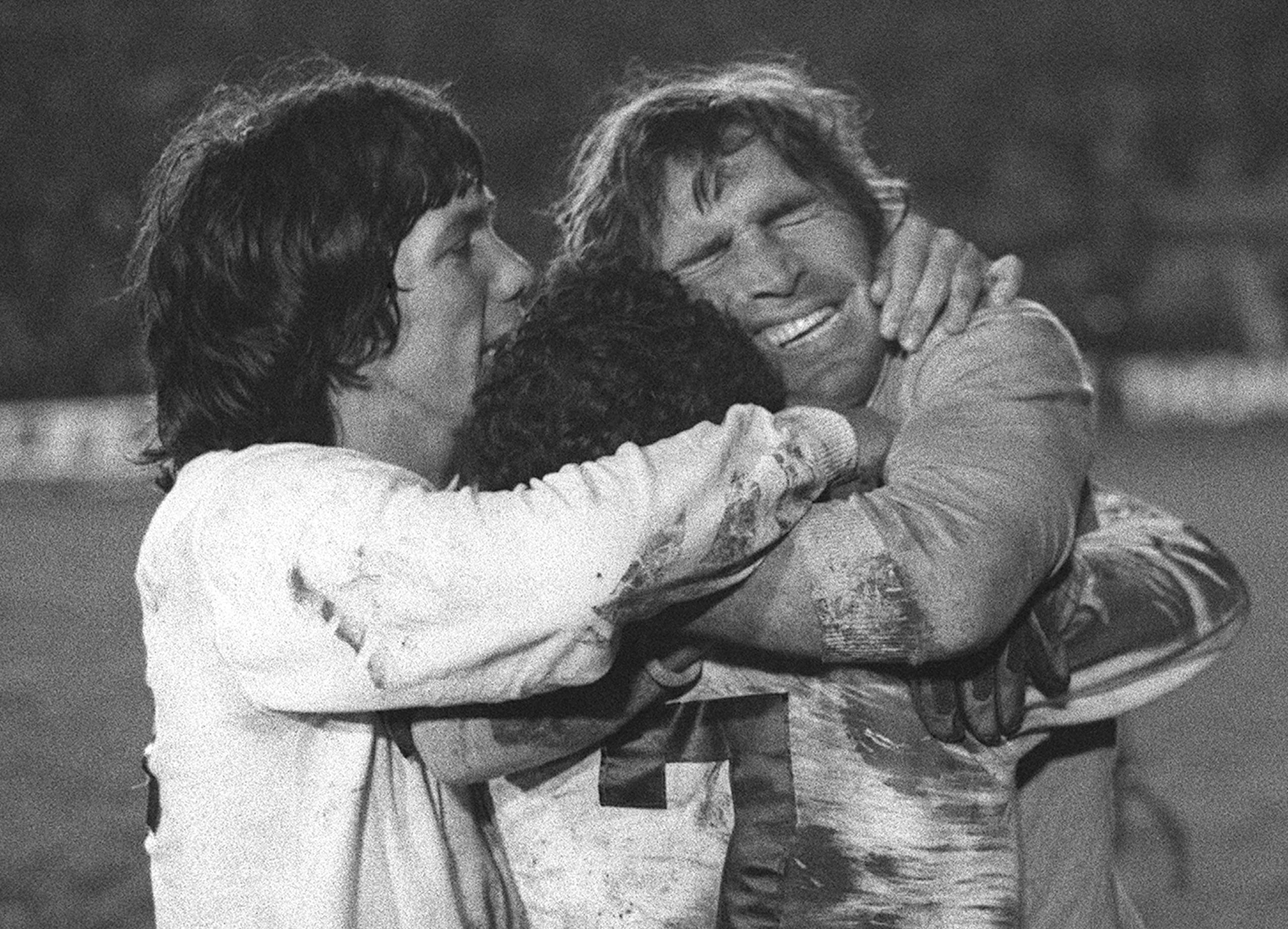 En esta foto de archivo, los jugadores de Boca Juniors de Argentina Hugo Gatti (derecha), Ernesto Mastrangelo (centro) y Daniel Pavón celebran después de la tanda de penales en la final de la Copa Libertadores en Montevideo, Uruguay, el 14 de septiembre de 1977.