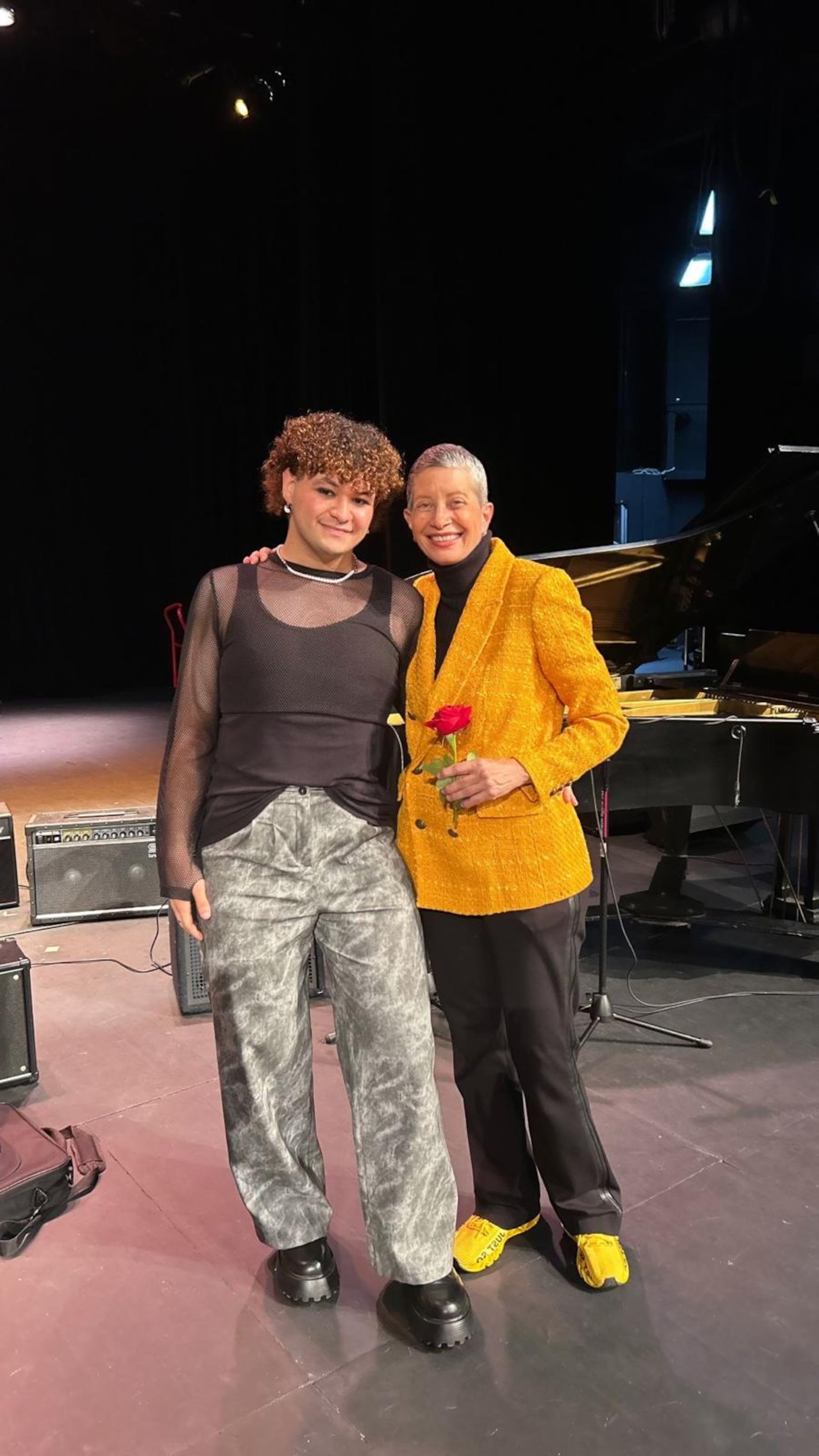 José Luis Ramírez Santiago agradece la seguridad que lleva a la tarima tras la mentoría de su profesora de música de la Inter, Brenda Hopkins.