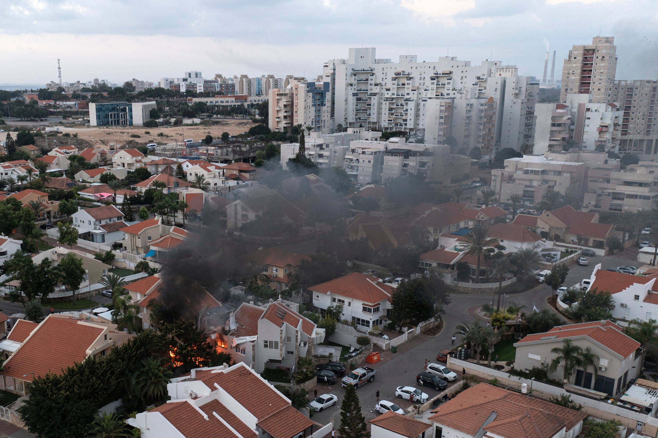 Una nube del humo señala el lugar donde un proyectil disparado desde la Franja de Gaza alcanzó una vivienda en Ashkelon, en el sur de Israel.