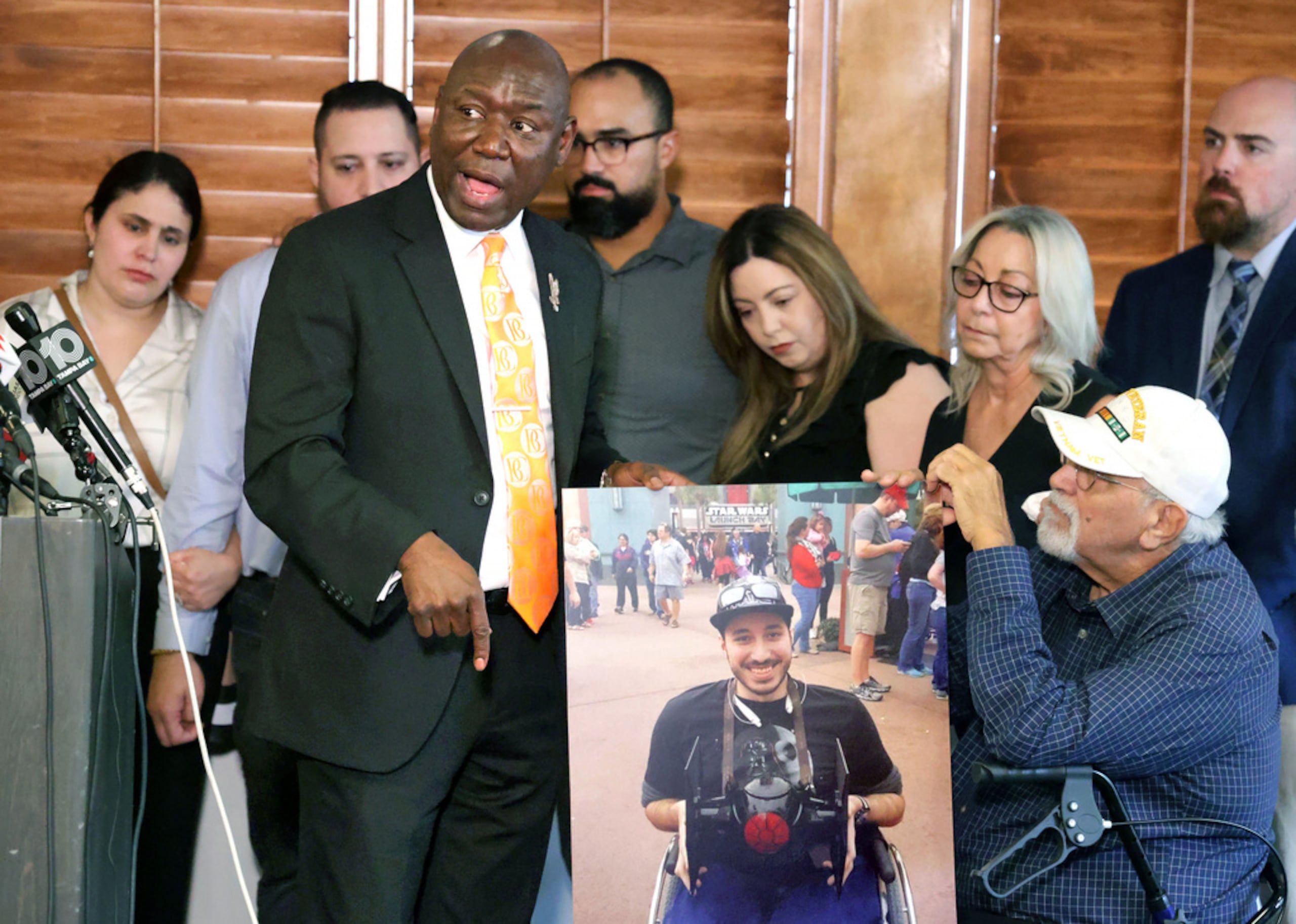 El abogado Benjamin Crump responde preguntas junto a los familiares de Kevin Rodríguez Zavala, incluyendo a su madre Ana Zavala y su padre Carlos Rodríguez Ortiz, durante una conferencia de prensa en el centro de Orlando, Florida.