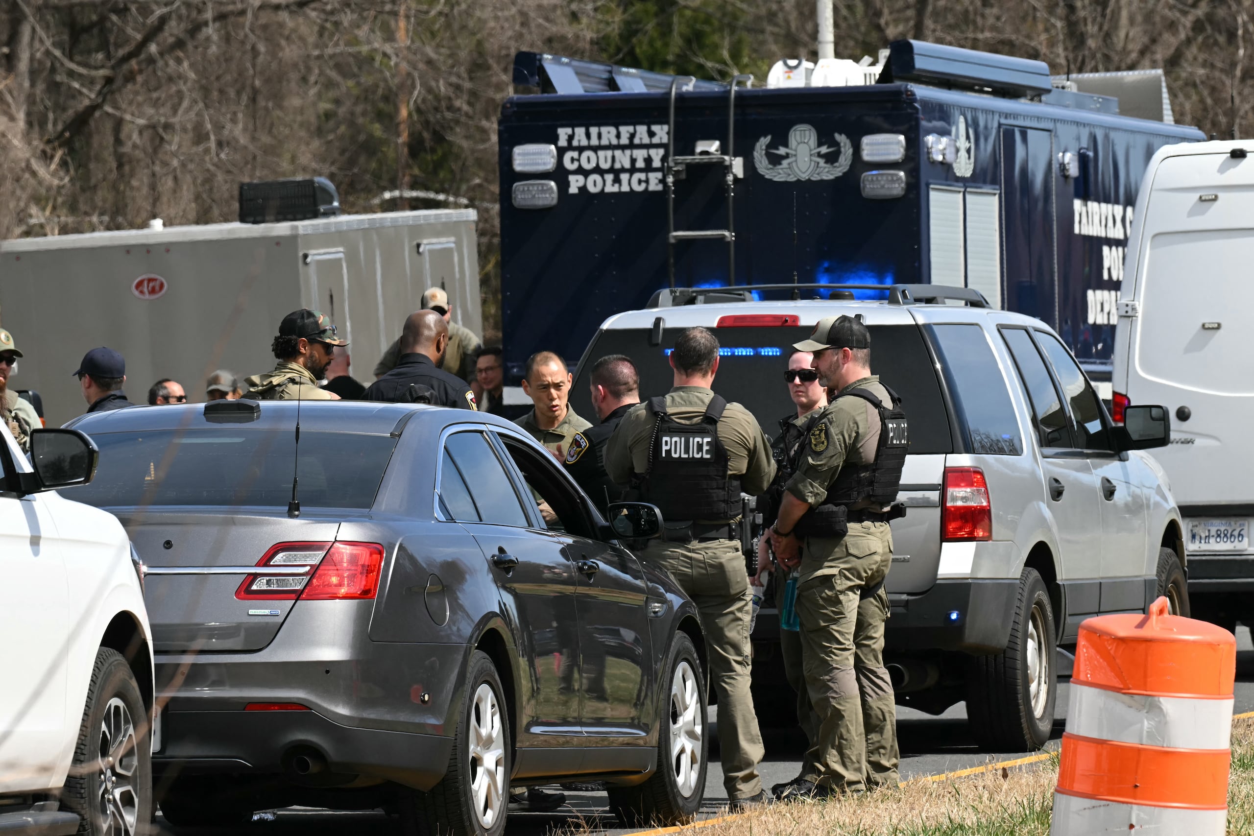 Miembros de las fuerzas del orden responden a informes sobre un individuo armado cerca de la sede de la Agencia Central de Inteligencia (CIA) el 19 de marzo de 2025 en Langley, Virginia. Se informa que la CIA está bajo cierre de seguridad mientras un equipo SWAT y otras agencias responden.