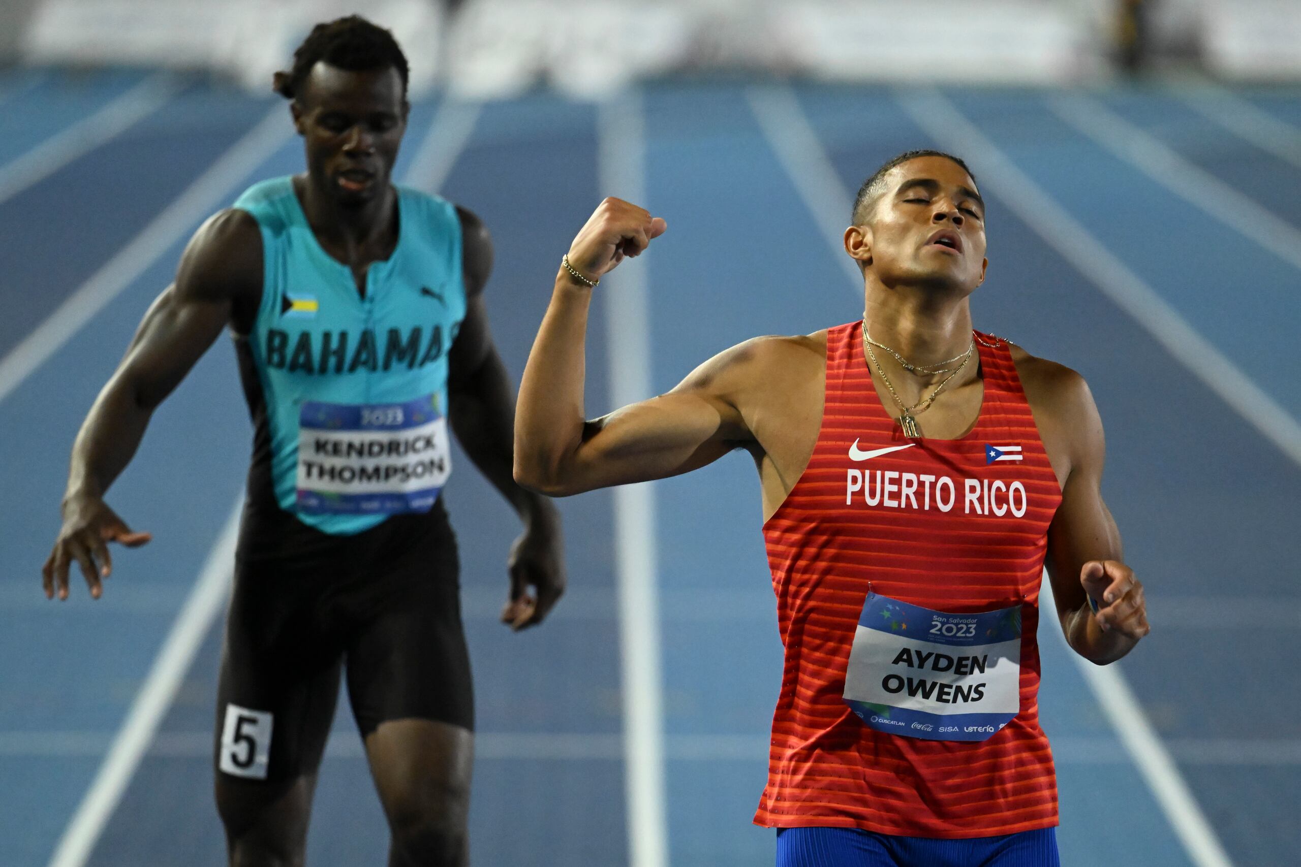 Ayden Owens levanta sus manos luego de ganar la prueba de los 400 metros del décalo ayer lunes.