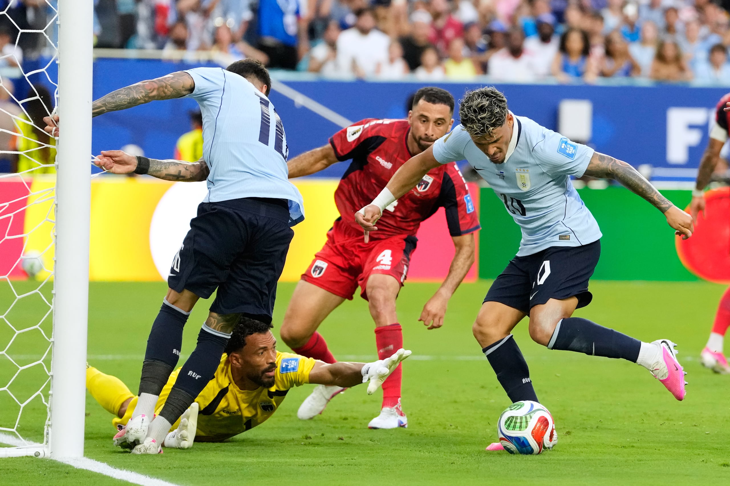 Maxi Araújo, de la selección de Uruguay, intenta disparar frente al arquero caboverdiano Vozinha.