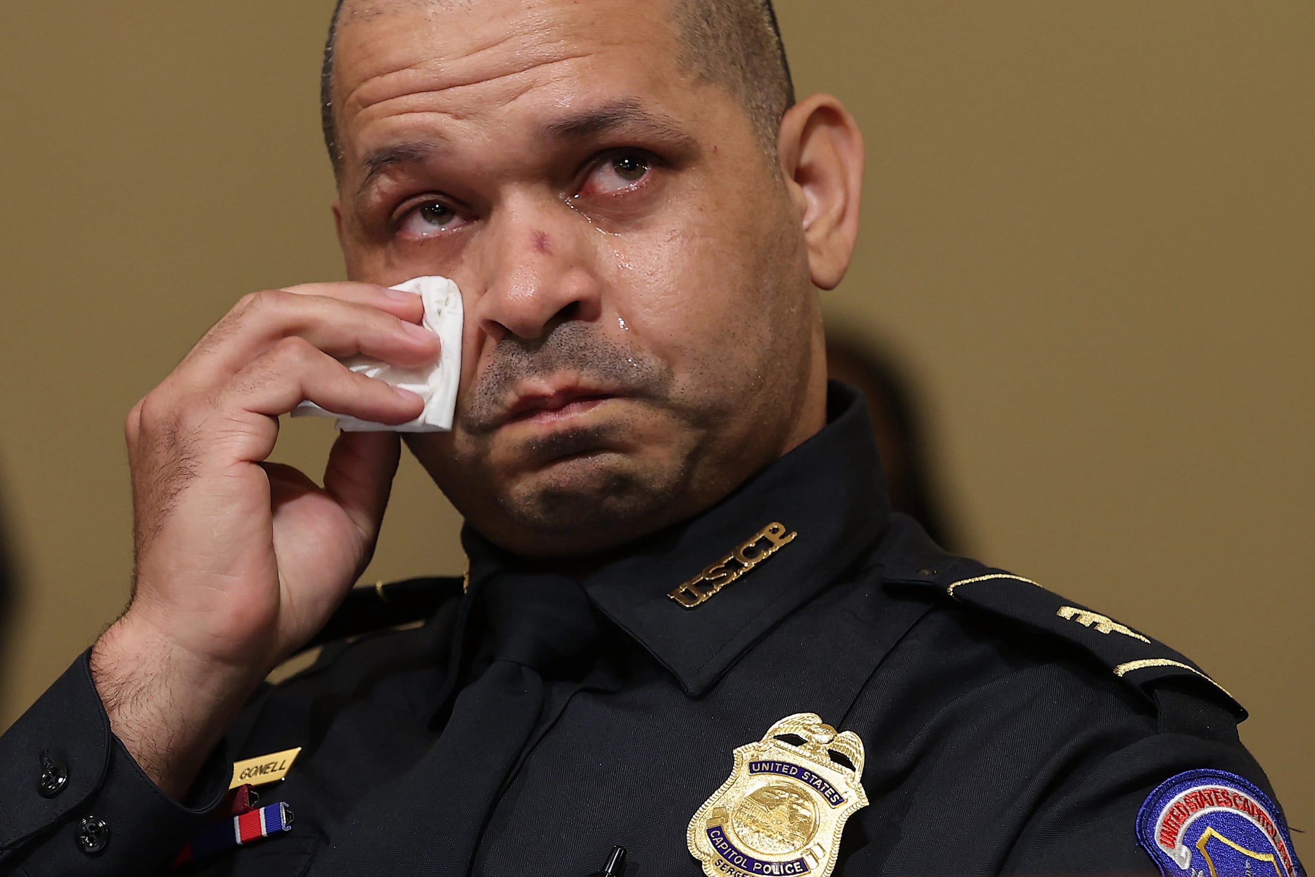 Fotografía de archivo del 27 de julio de 2021 donde aparece el sargento de policía del Capitolio de los Estados Unidos, Aquilino Gonell, emocionado durante su testimonio ante el Comité Selecto de la Cámara de Representantes, que investiga el asalto del 6 de enero al Capitolio, durante una audiencia celebrada en el edificio de oficinas de Canon House en Washington. EFE/Chip Somodevilla