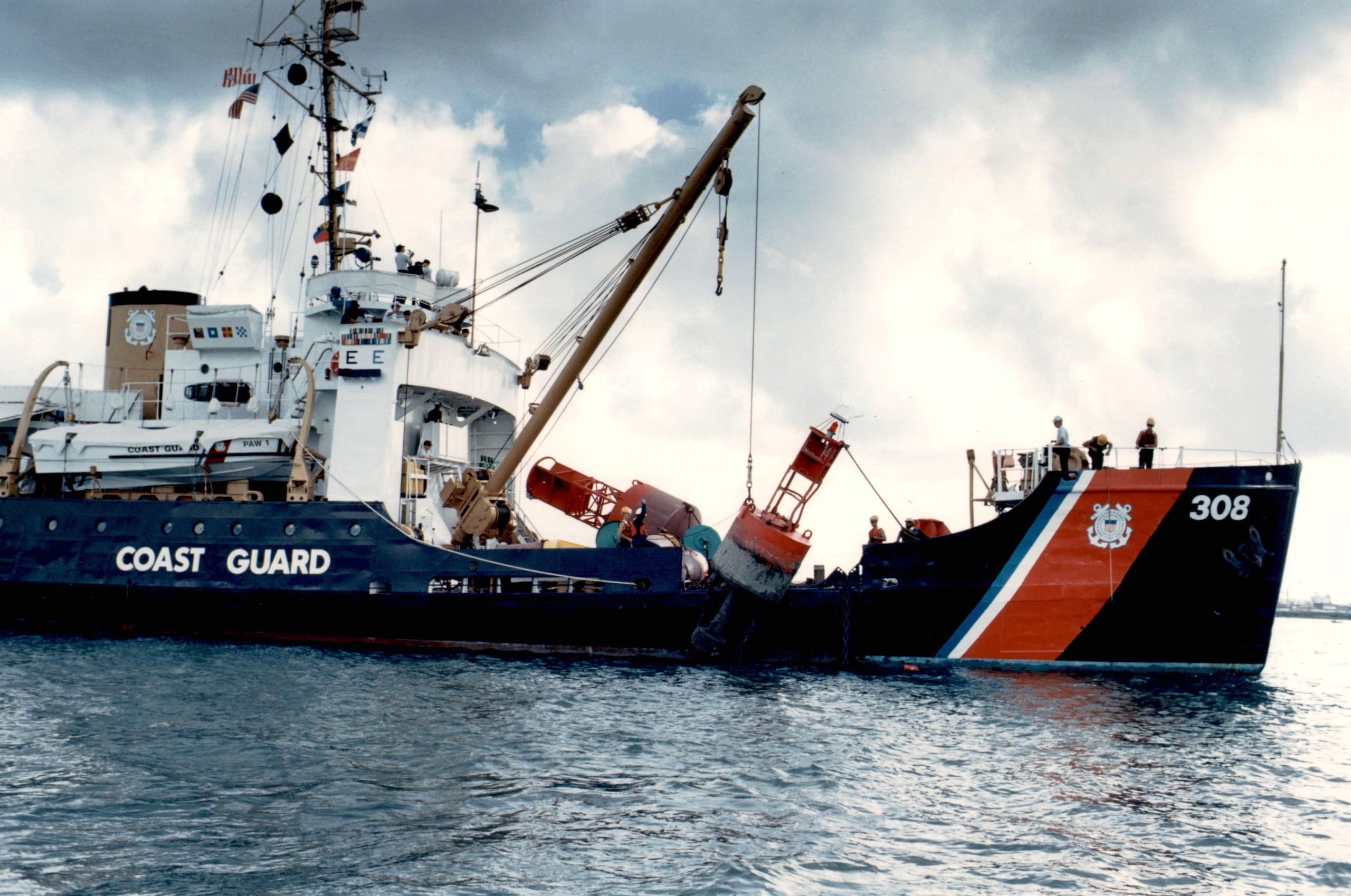 Equipos de la Guardia Costera de EE.UU., el Departamento de Bomberos del Condado de Los Ángeles y el Departamento del Alguacil del Condado de Los Ángeles han extendido la búsqueda.
