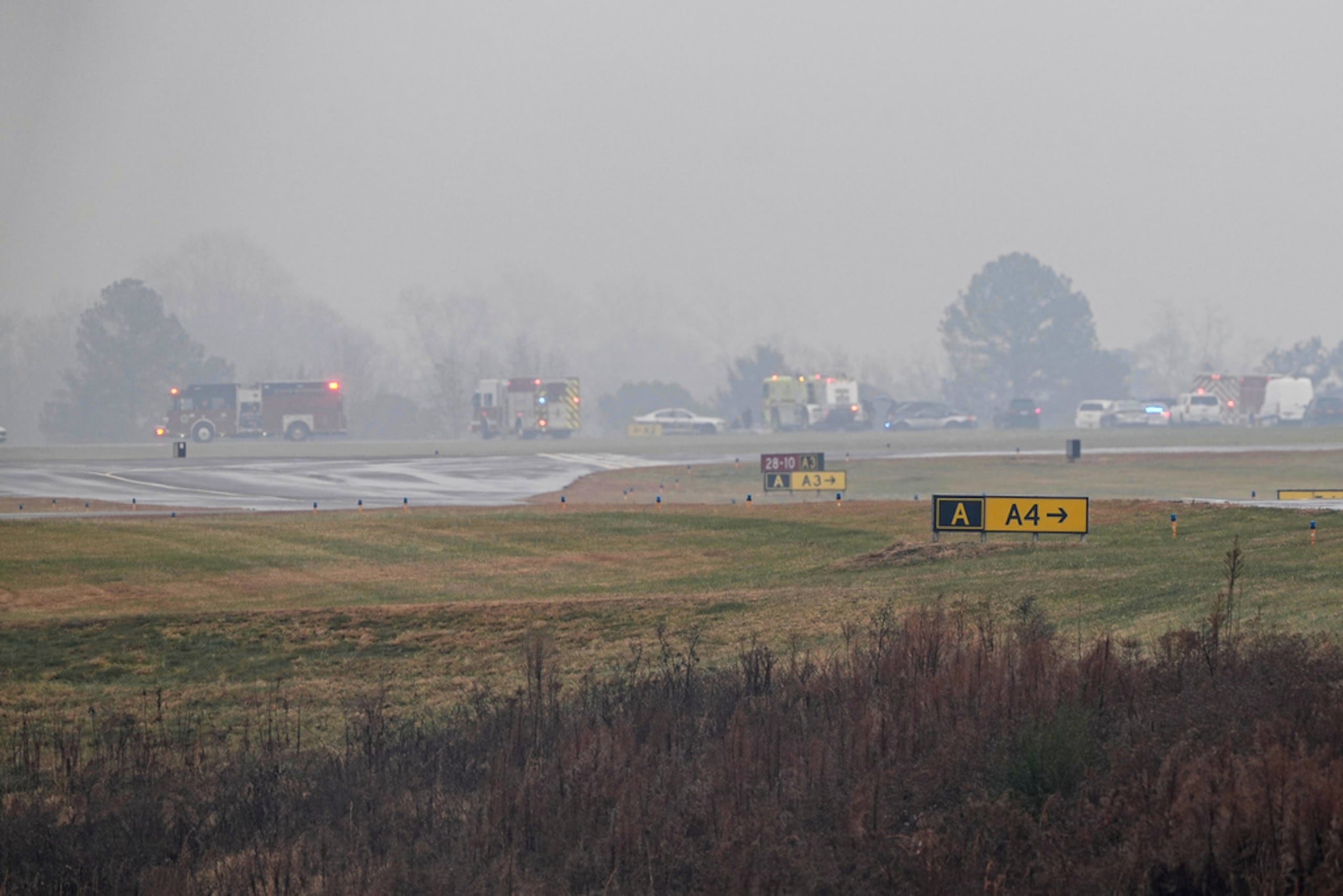 Los primeros respondedores atienden la escena de un accidente aéreo reportado en un aeropuerto regional en Statesville, Carolina del Norte, el jueves 18 de diciembre de 2025.