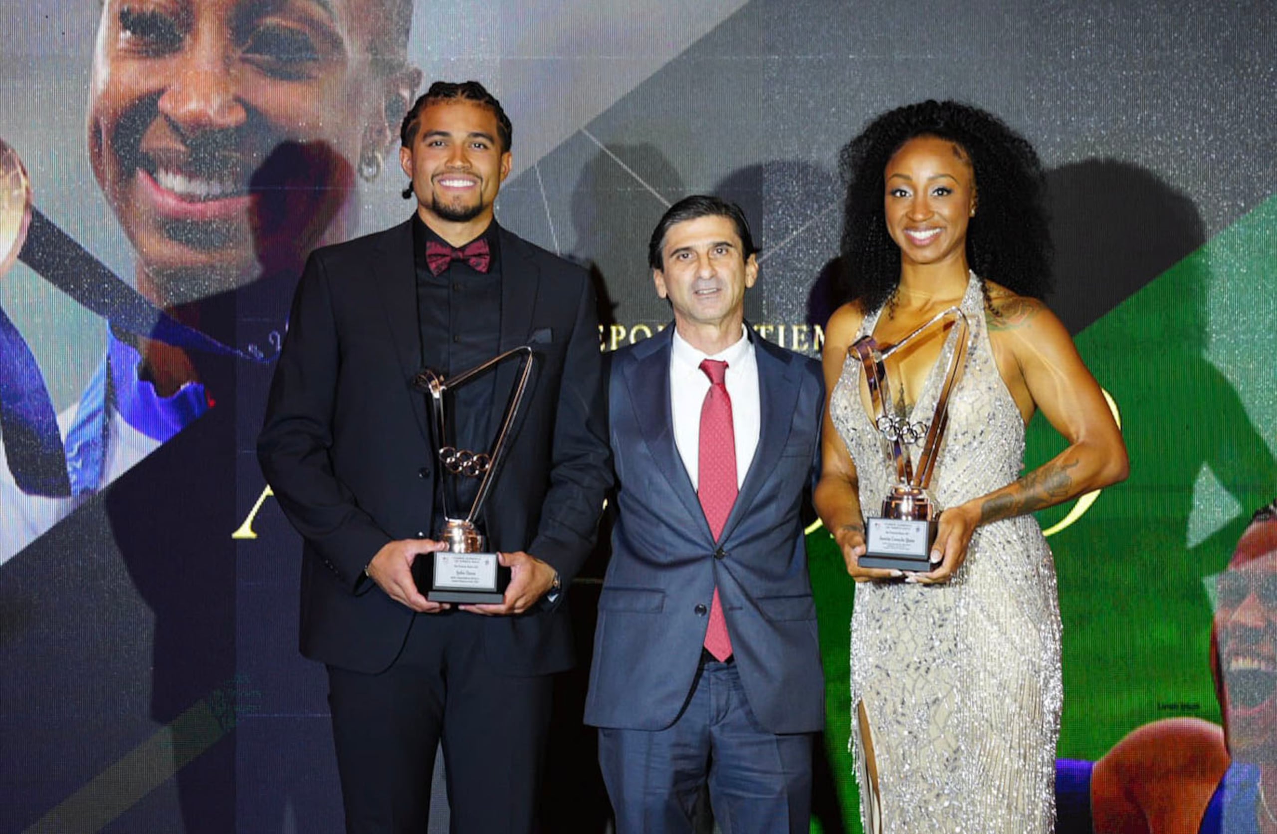 La Gala Olímpica contó con la presencia de dos de los principales atletas de Puerto Rico, Ayden Owens Delerme y Jasmine Camacho Quinn, aquí acompañados por Víctor Ruiz, actual primer vicepresidente del Copur.