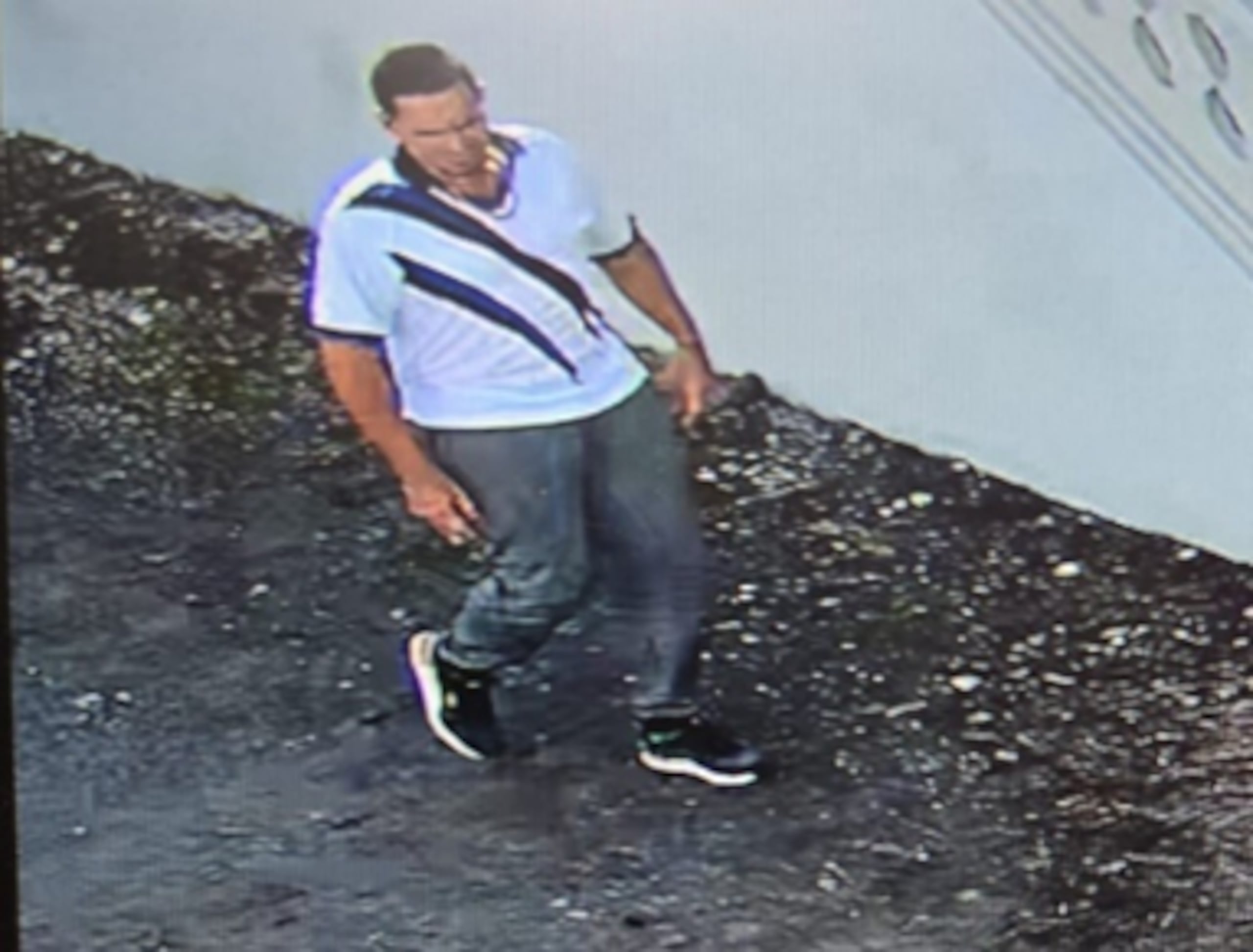 Las autoridades buscan a este hombre que es sospechoso de cometer un escalamiento, en noviembre de 2023, en el negocio Skill Studios, en Bayamón.
