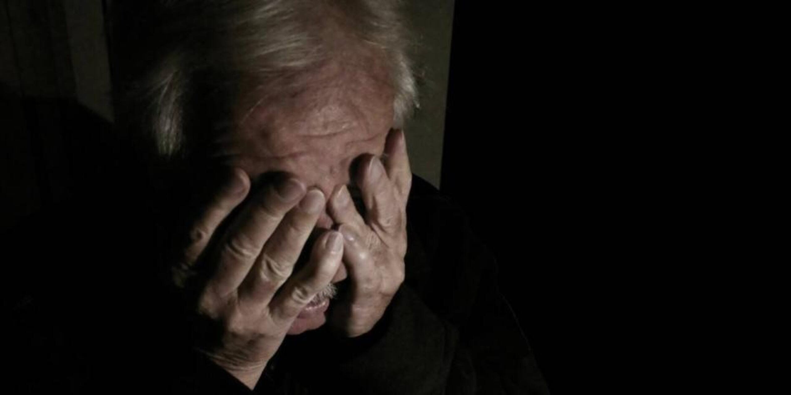 La oficina del fiscal del distrito no quiso decir si Ruas era la persona a la que Hernández está acusada de robar, pero los detalles parecen coincidir.