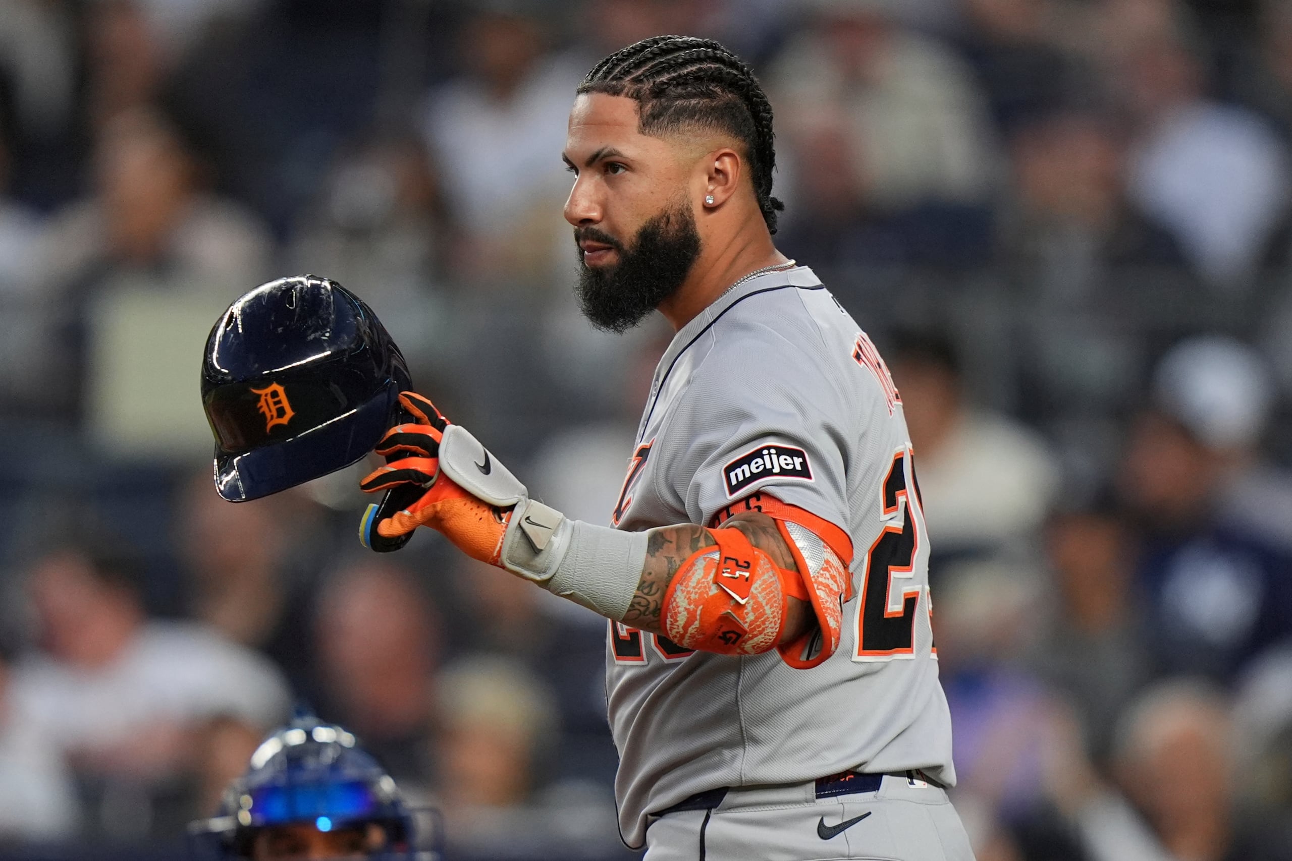 El venezolano Gleyber Torres, de los Tigers de Detroit, hace un gesto a la afición durante su primer turno al bate en la primera entrada ante los Yankees de Nueva York.