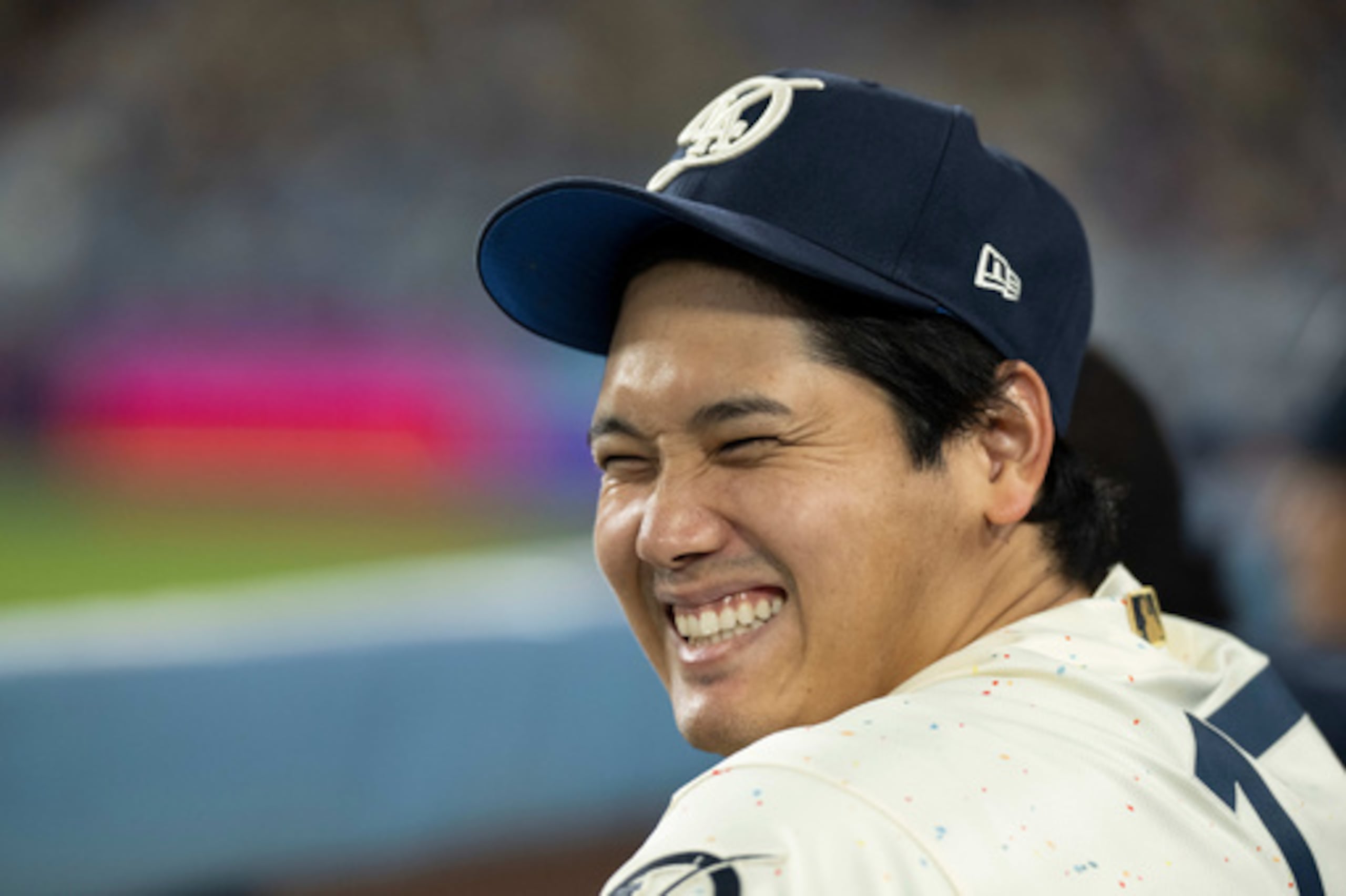 Shohei Ohtani, de los Dodgers de Los Ángeles, sonríe durante la novena entrada de un partido de béisbol contra los Rangers de Texas en Los Ángeles, el sábado 11 de abril de 2026. (AP Photo/Kyusung Gong)