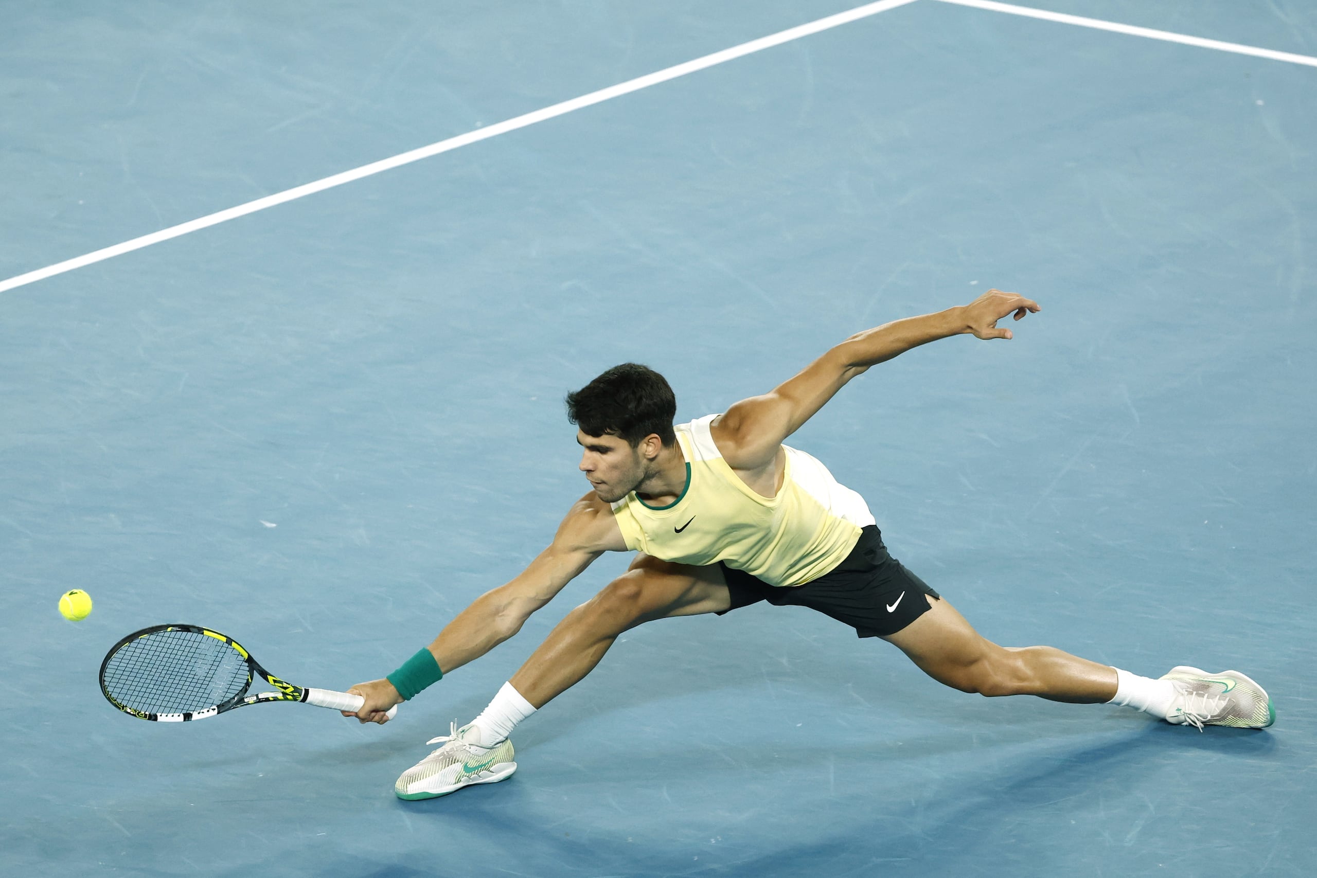 El español Carlos Alcaraz, en un momento de su partido de los cuartos de final del Abierto de Australia contra el alemán Alexander Zverev, quien le venció en cuatro parciales.