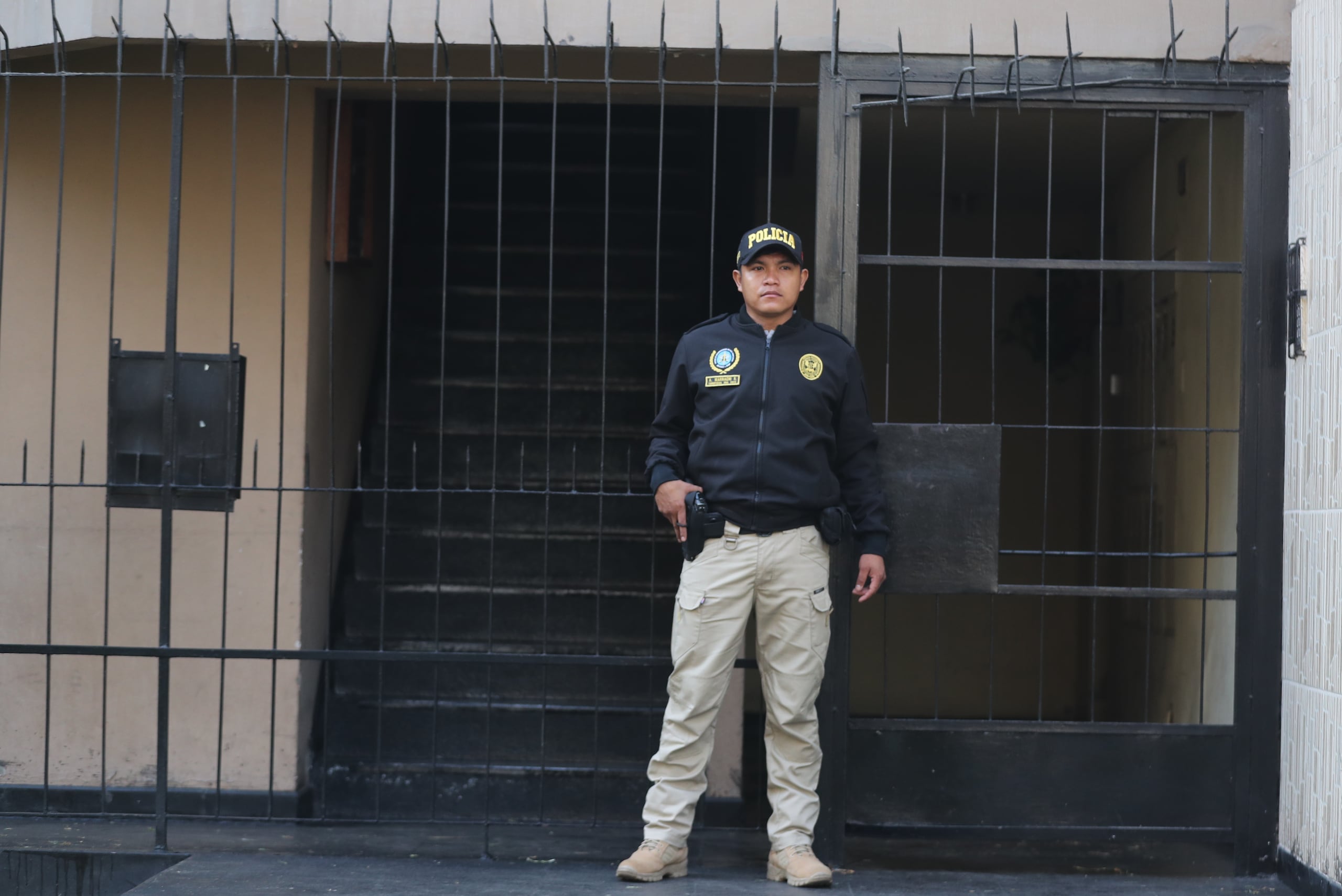 Un policía resguardando el ingreso de la vivienda de Nicanor Boluarte, hermano de la presidenta de Perú Dina Boluarte, durante el allanamiento ejecutado por la Fiscalía este viernes en Lima, en Perú. (EFE/Paolo Aguilar)