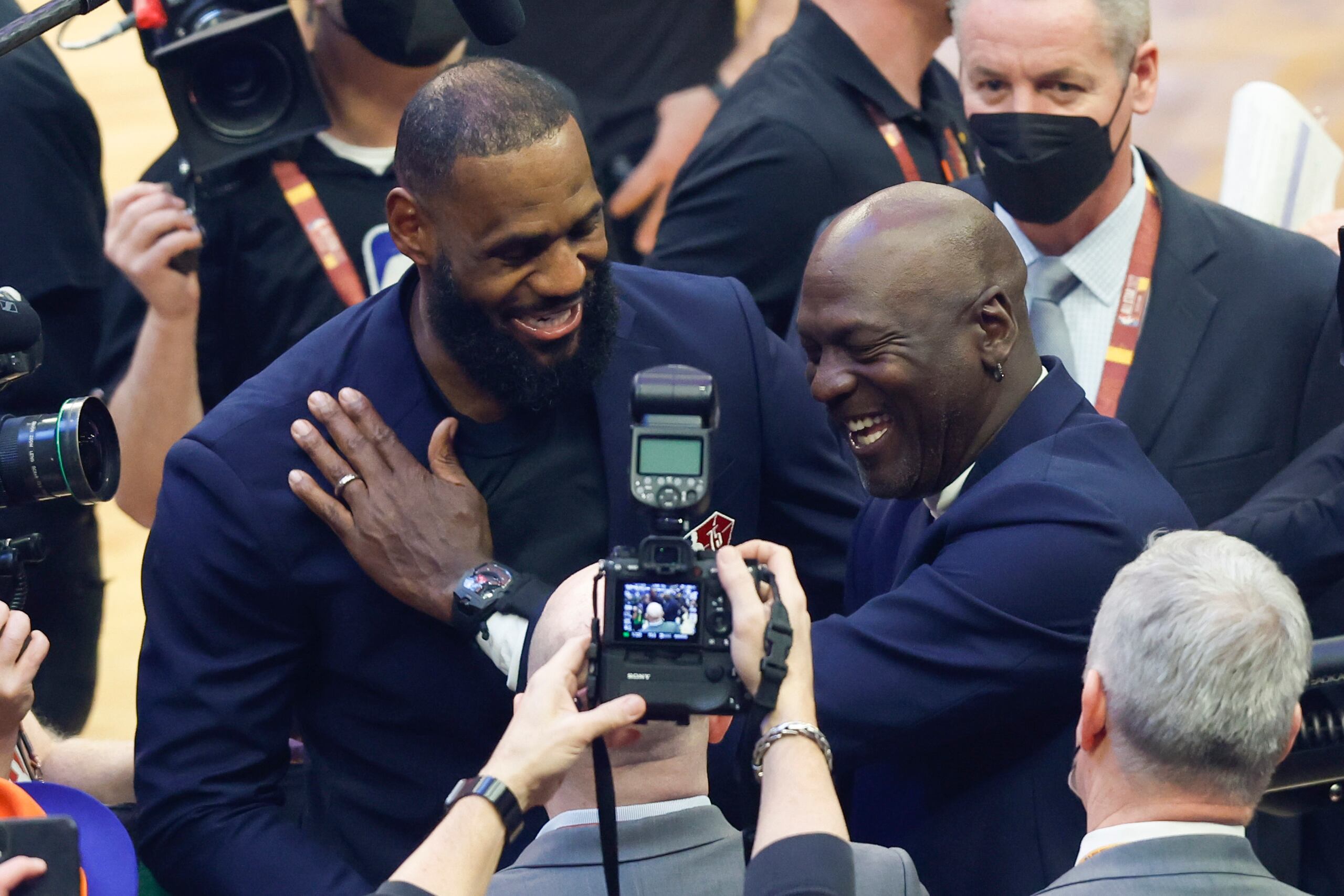 LeBron James, izquierda, de los Lakers de Los Ángeles, y Michael Jordan se saludan durante la introducción de los 75 jugadores más grandes durante el medio tiempo del Juego de Estrellas de la NBA.